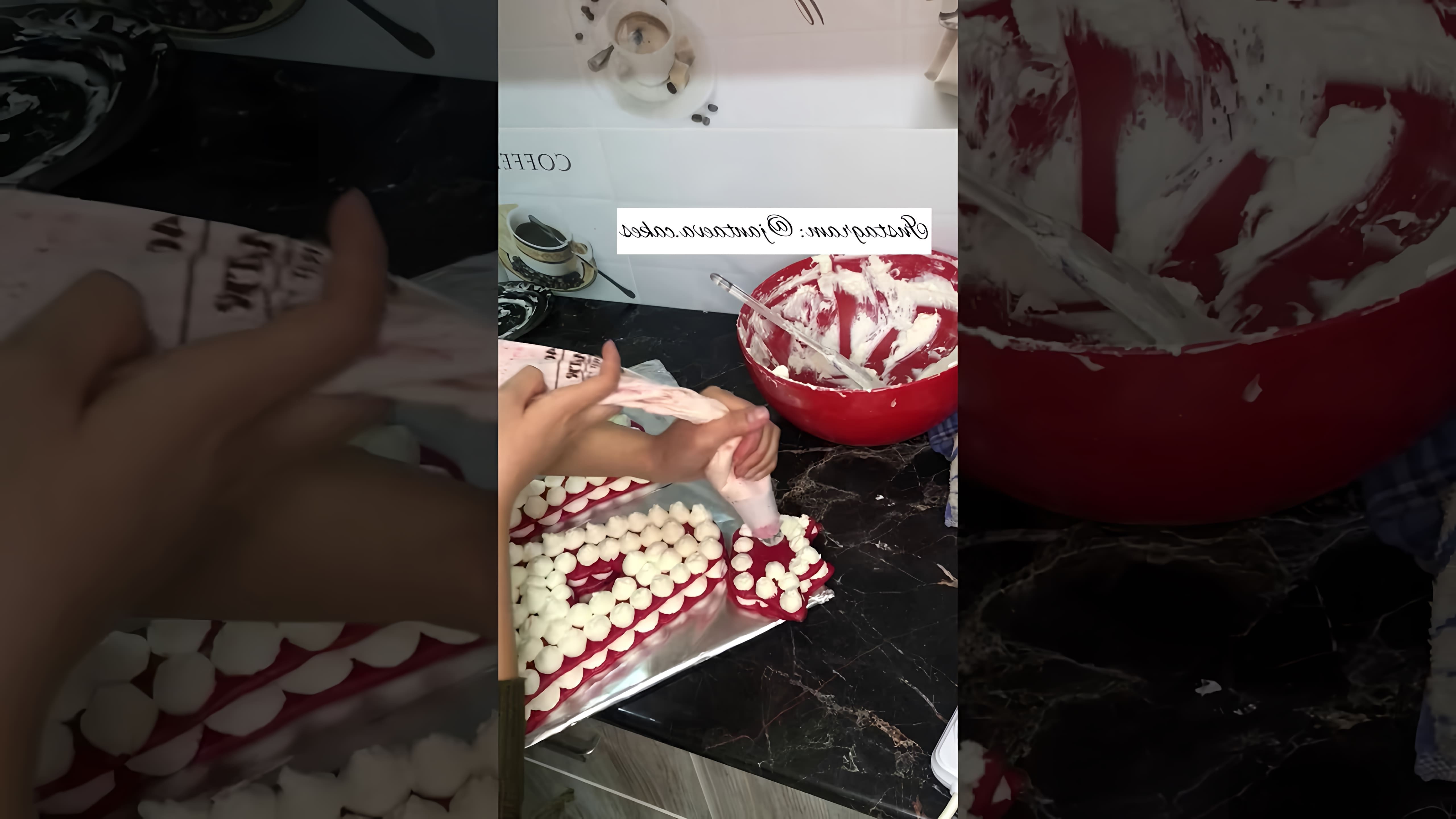 В этом видео демонстрируется процесс приготовления крем-чиза для торта "Вупипай Красный бархат"