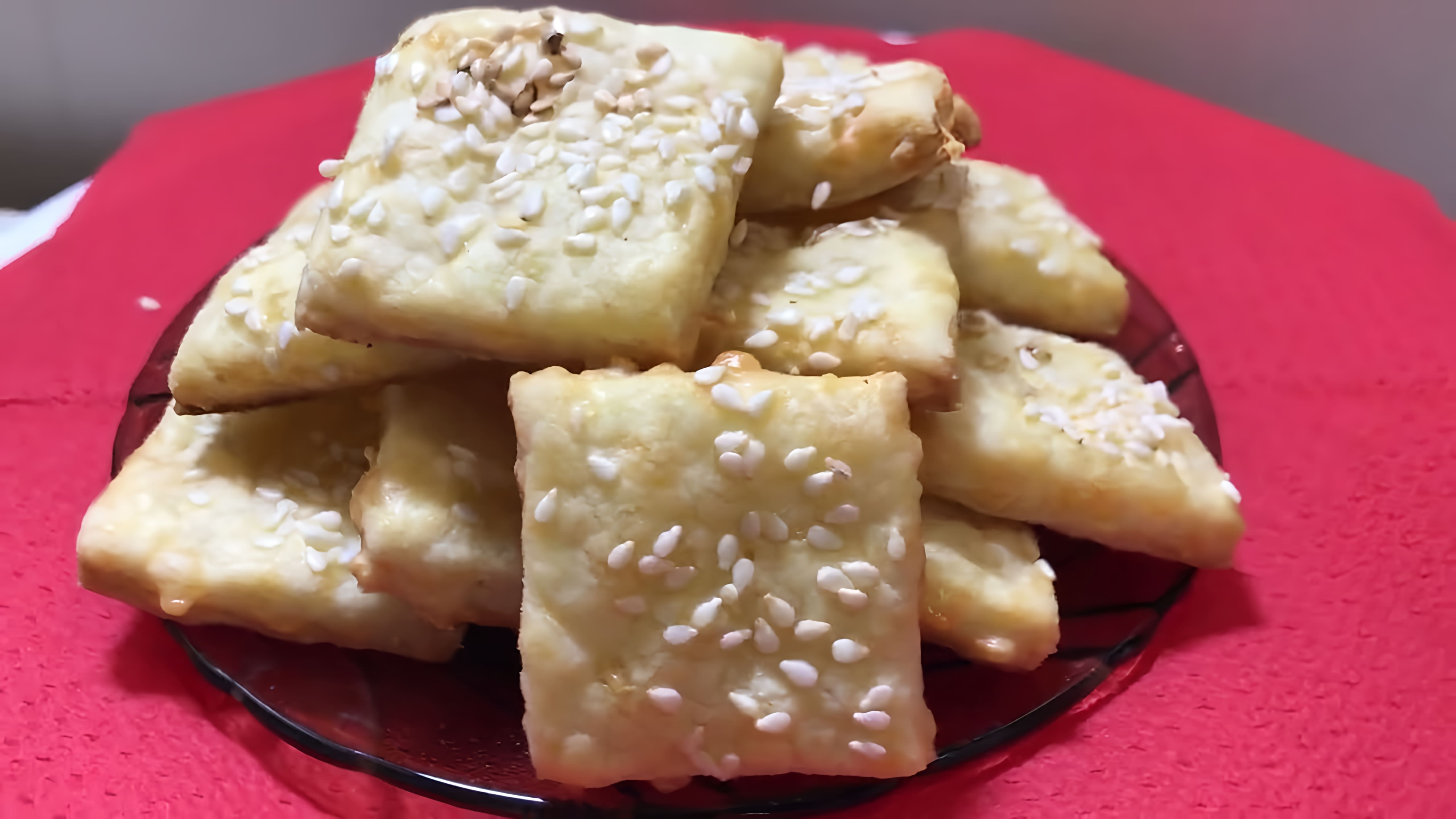 В этом видео демонстрируется процесс приготовления сырного печенья