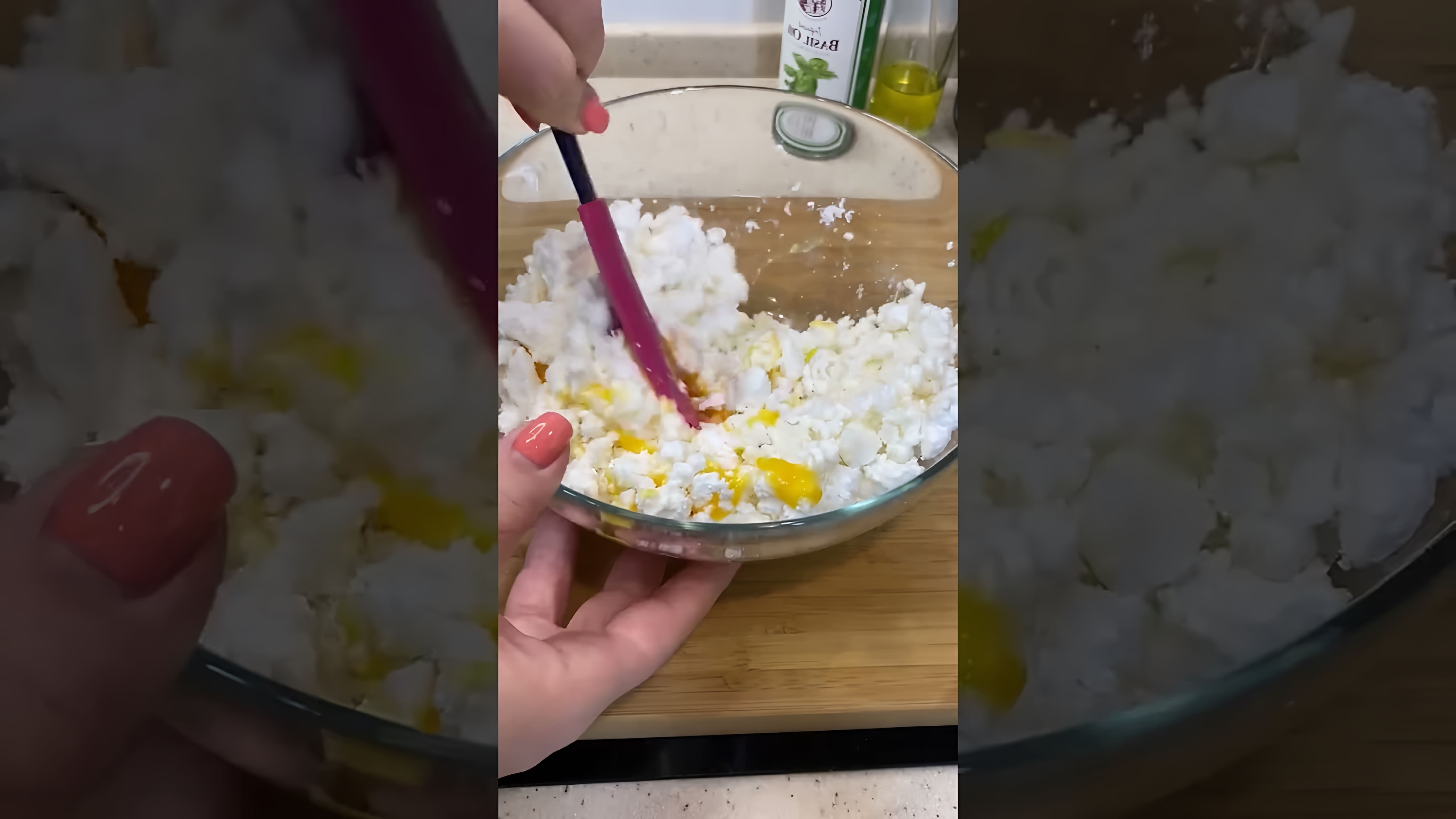 В этом видео-ролике вы увидите, как приготовить вкусные и быстрые сырники на сковороде