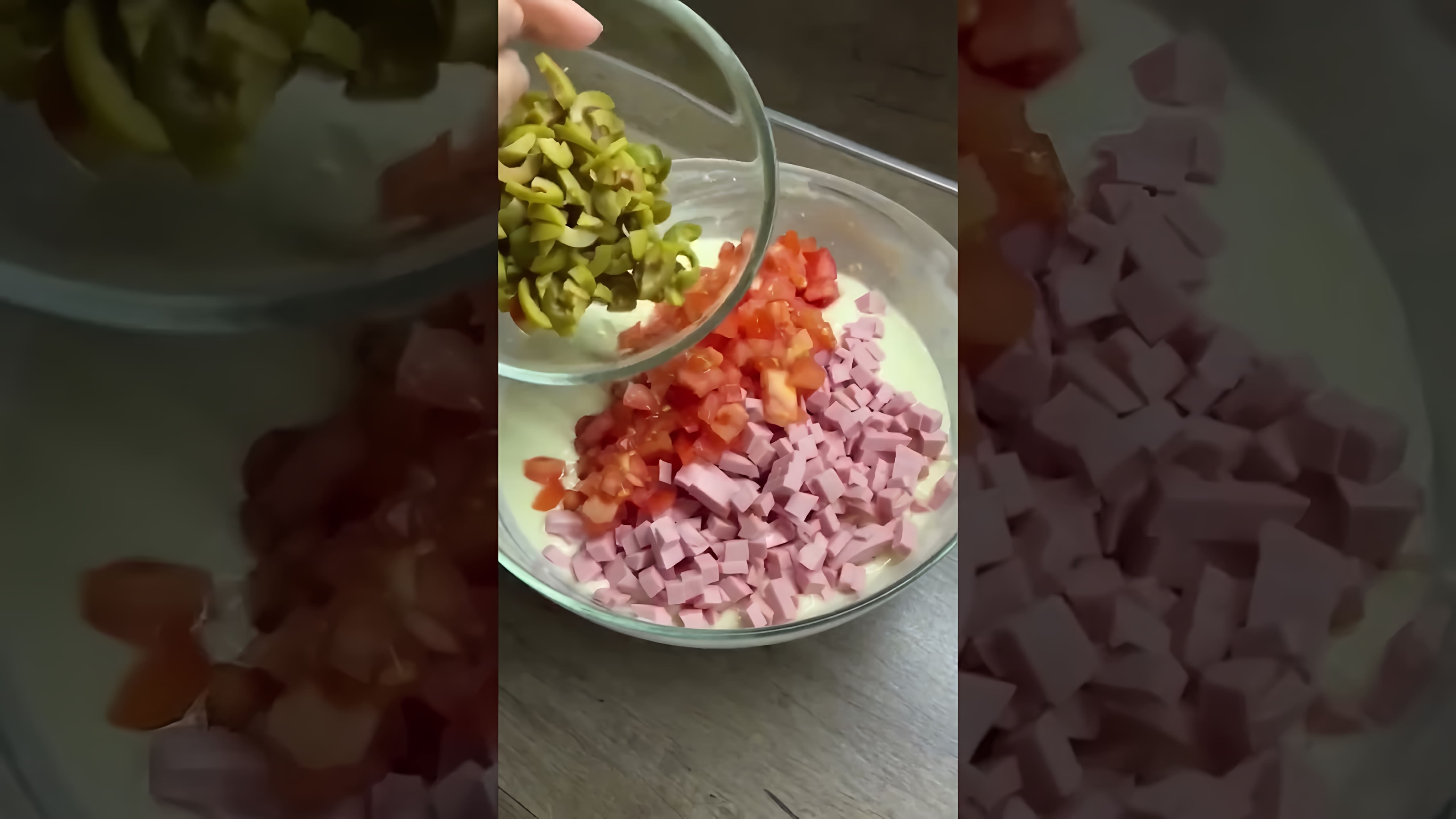 В этом видео демонстрируется процесс приготовления оладий со вкусом пиццы