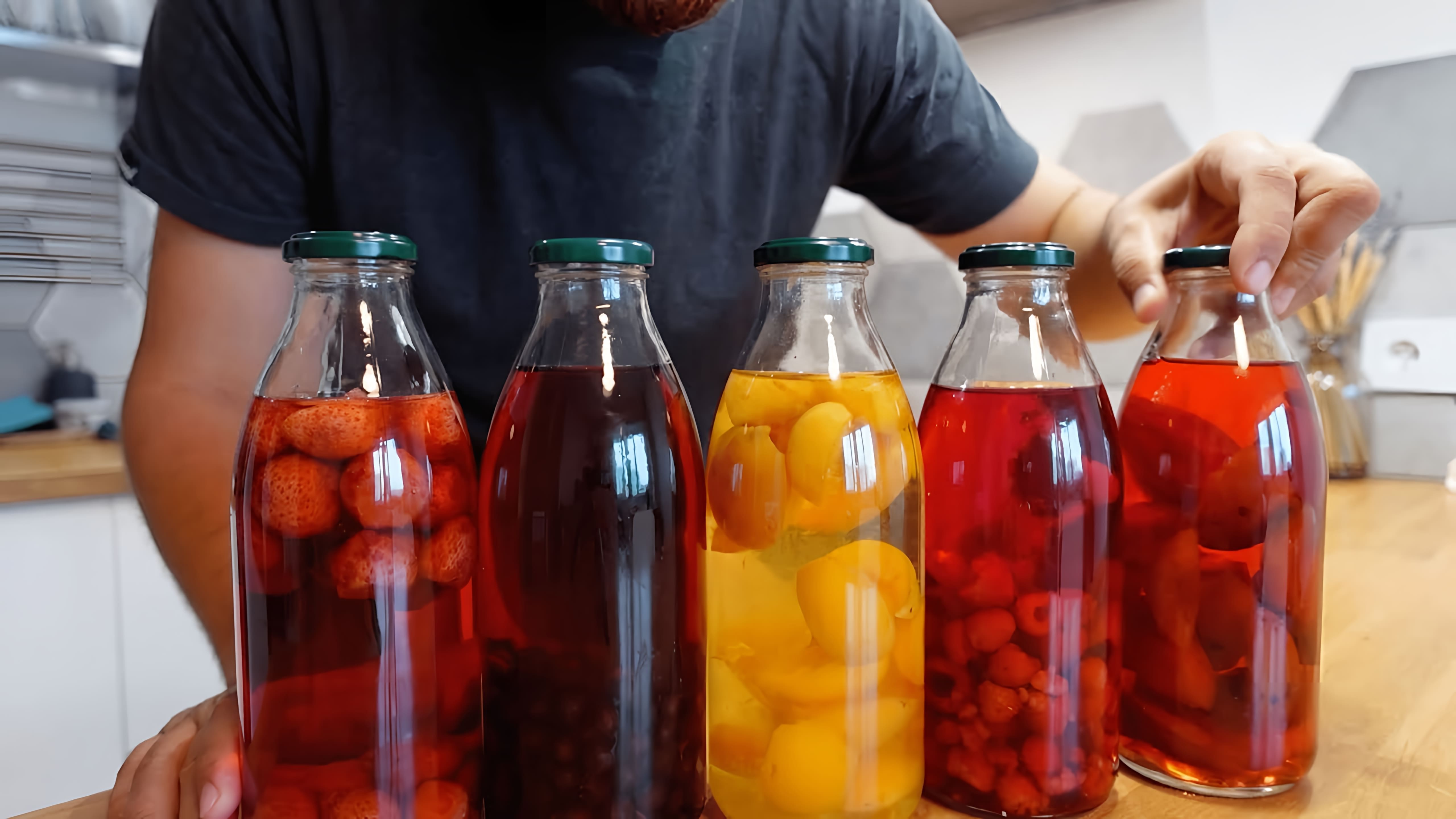 В этом видео Михаил Виганд показывает, как приготовить компот из любых ягод или фруктов быстро, просто и без сахара
