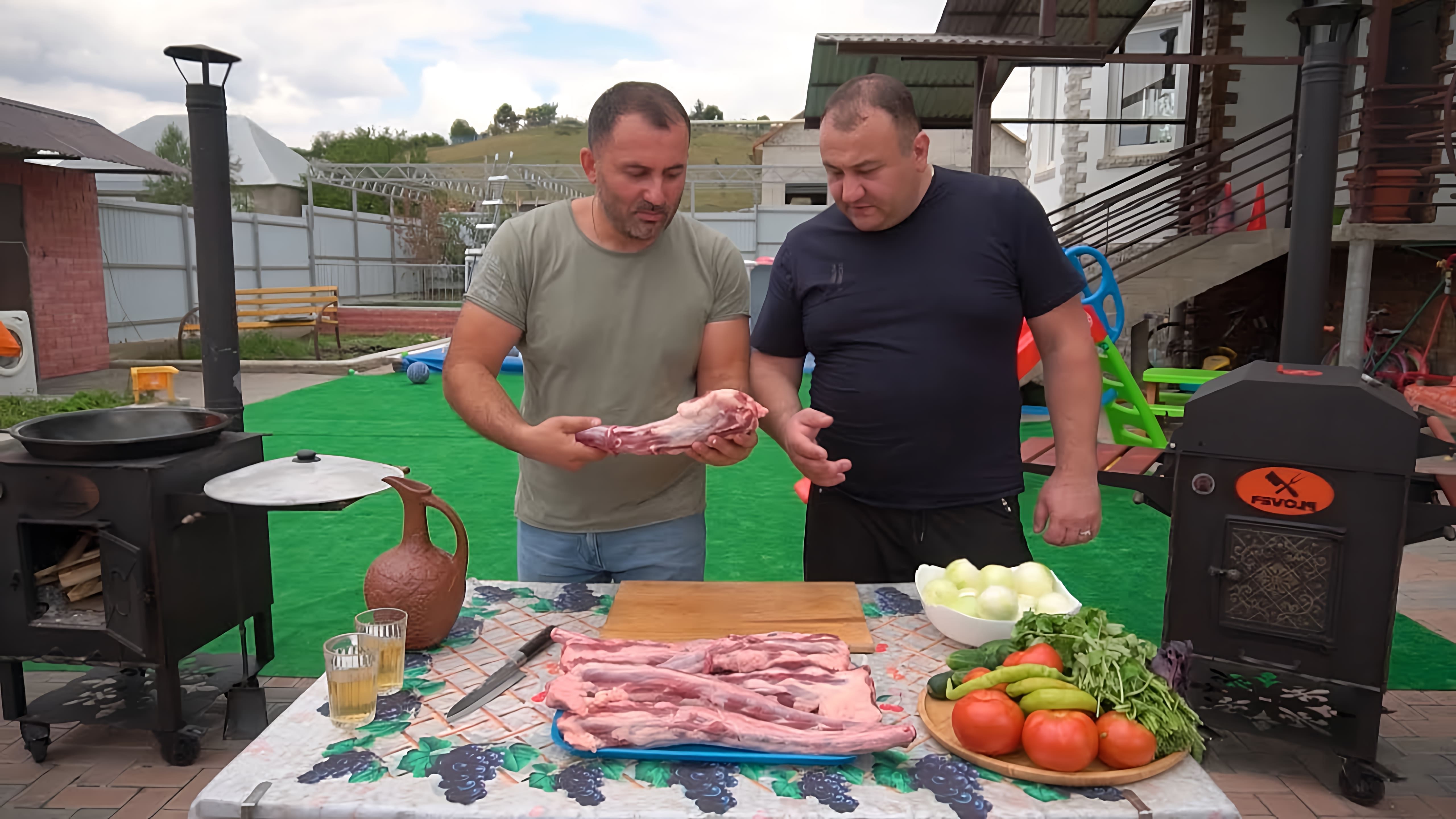 В этом видео демонстрируется процесс приготовления блюда из хвостов коровы в казане