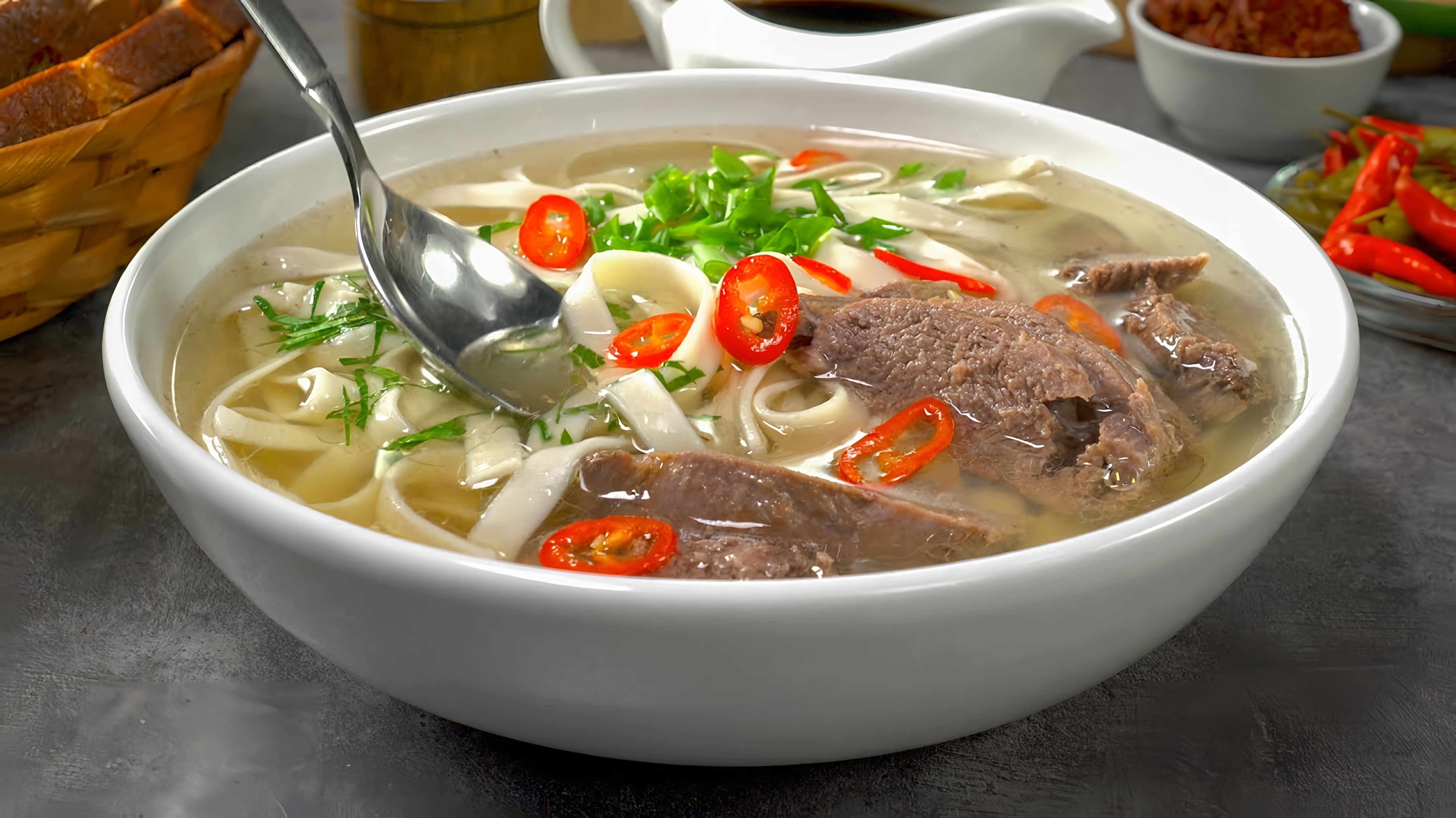 В этом видео демонстрируется рецепт приготовления утиного супа с лапшой