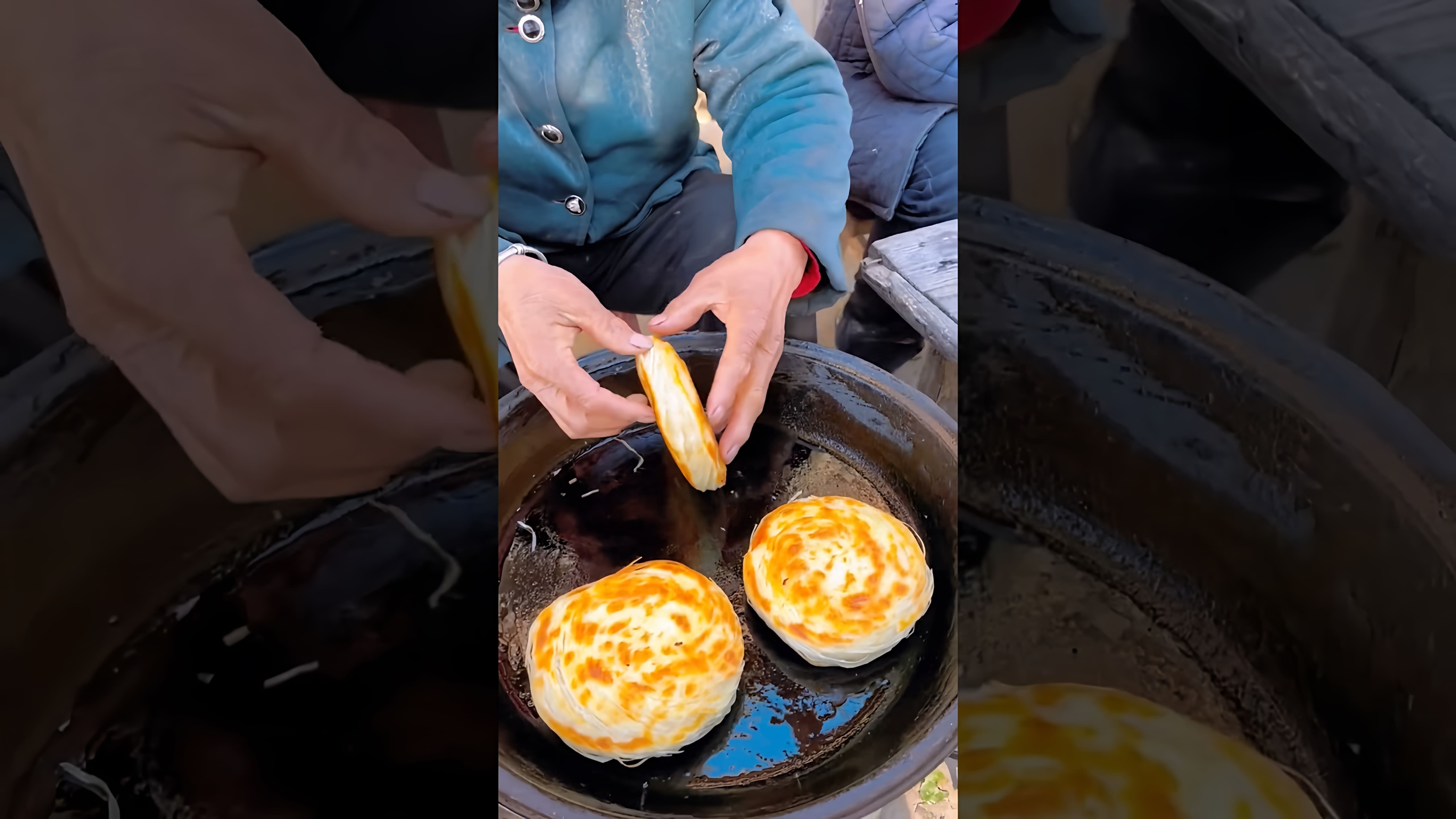"Китайский бургер Теппаньяки с капустой" - это видео-ролик, который демонстрирует процесс приготовления вкусного и оригинального блюда