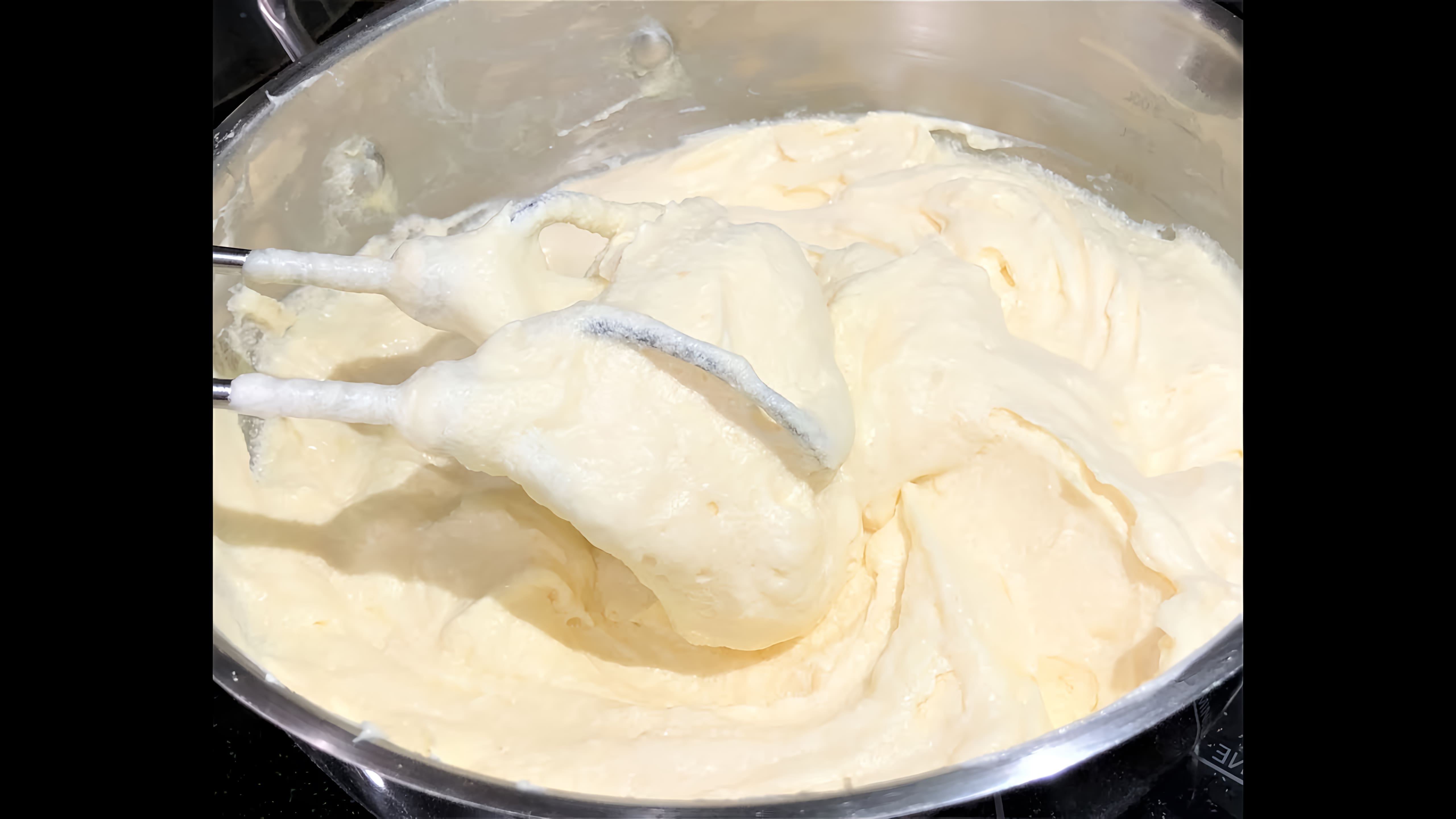 В этом видео демонстрируется процесс приготовления заварного крема для наполеона