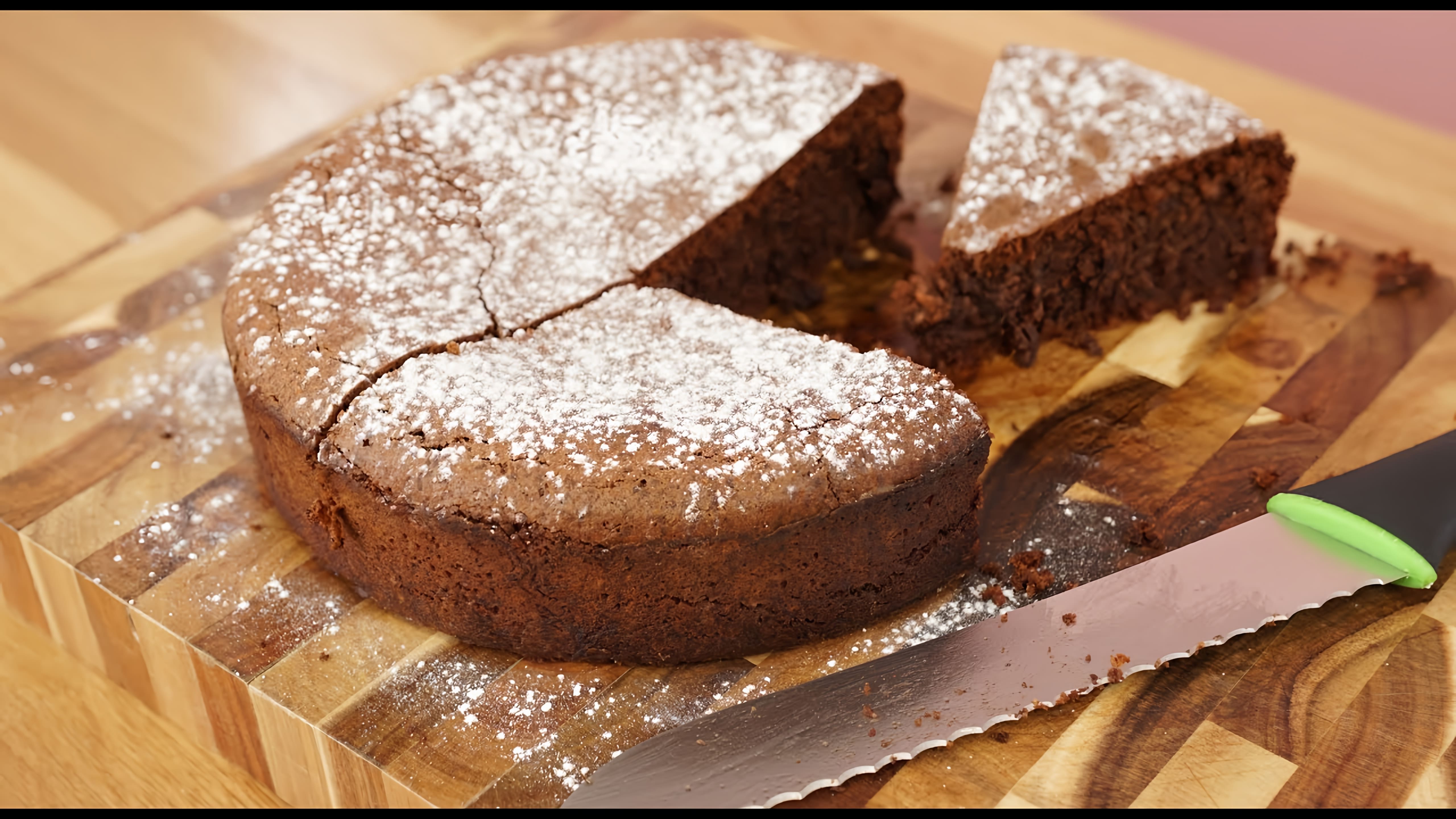 В этом видео демонстрируется рецепт шоколадно-орехового торта из Неаполя