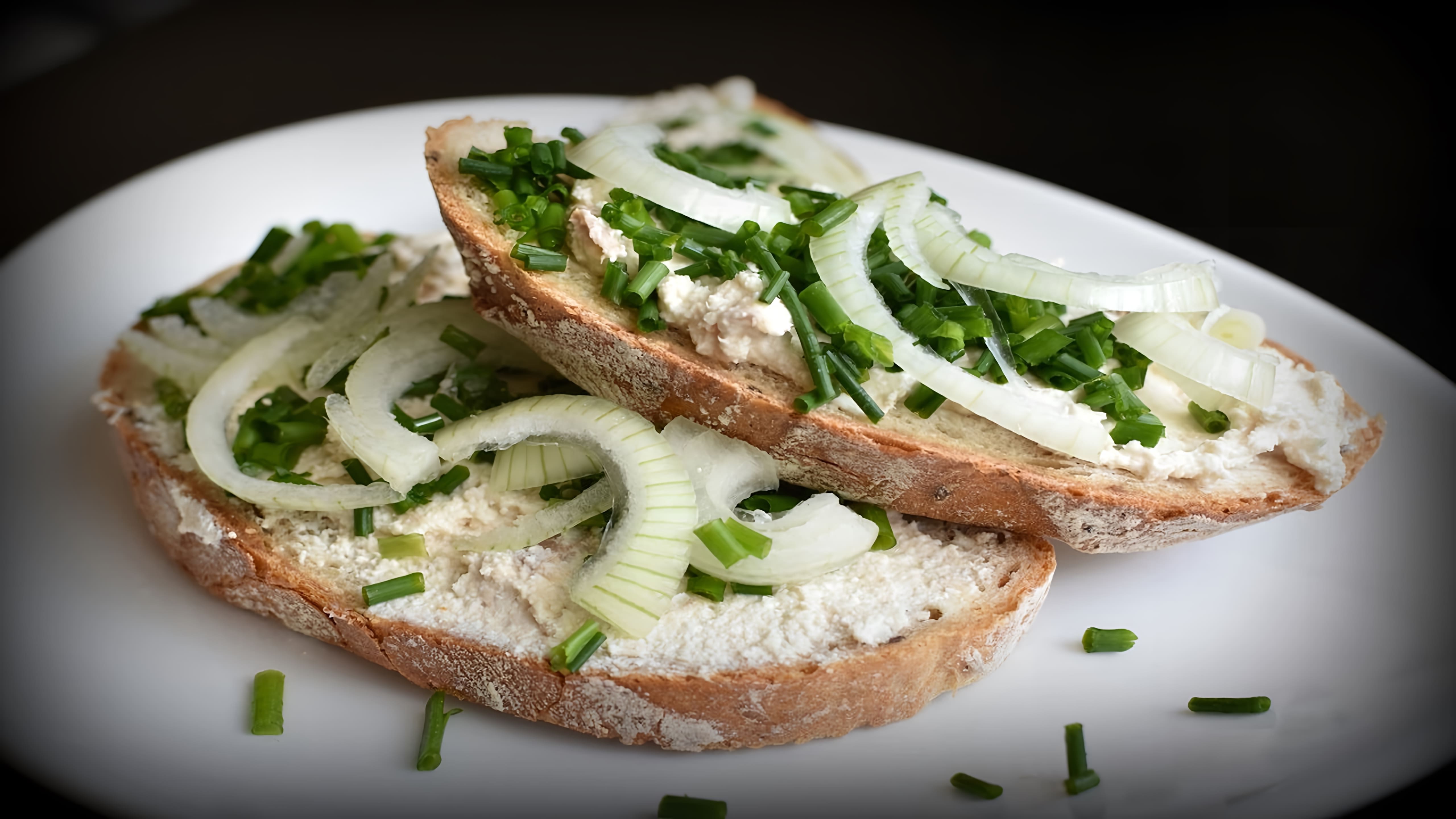 Салат с плавленым сыром и чесноком "Огонек" - это вкусное и простое блюдо, которое можно приготовить в домашних условиях
