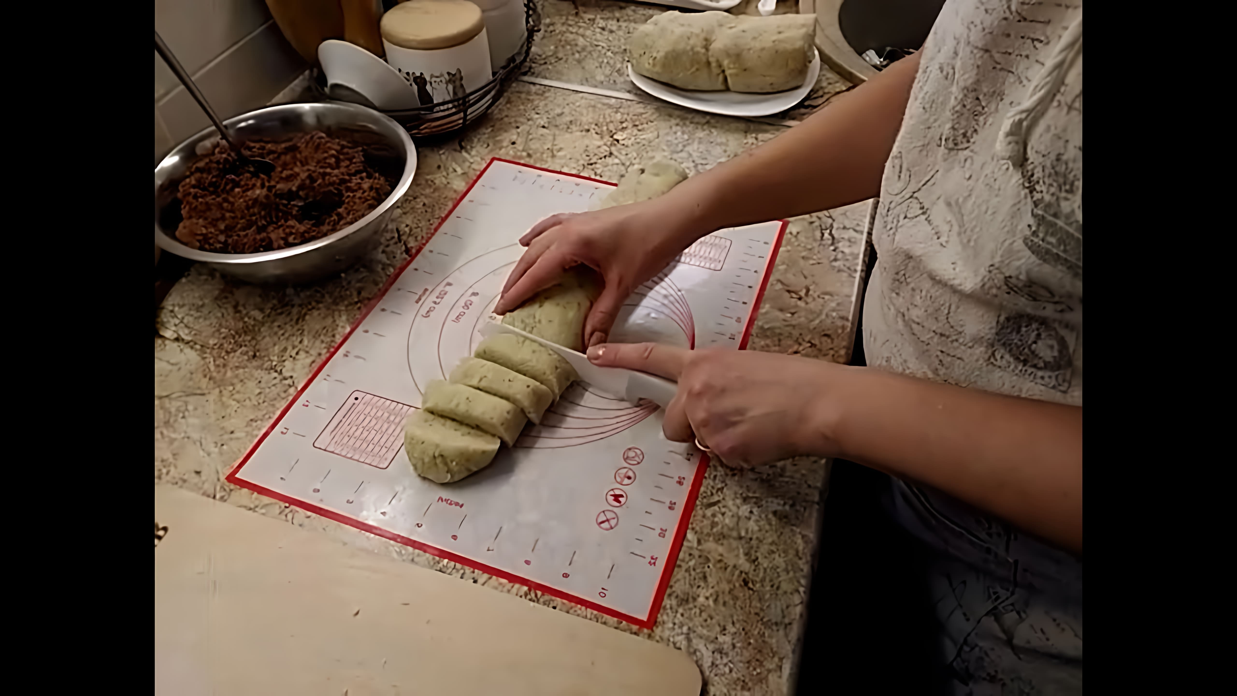В этом видео демонстрируется рецепт приготовления зраз из картофеля с куриной печенью