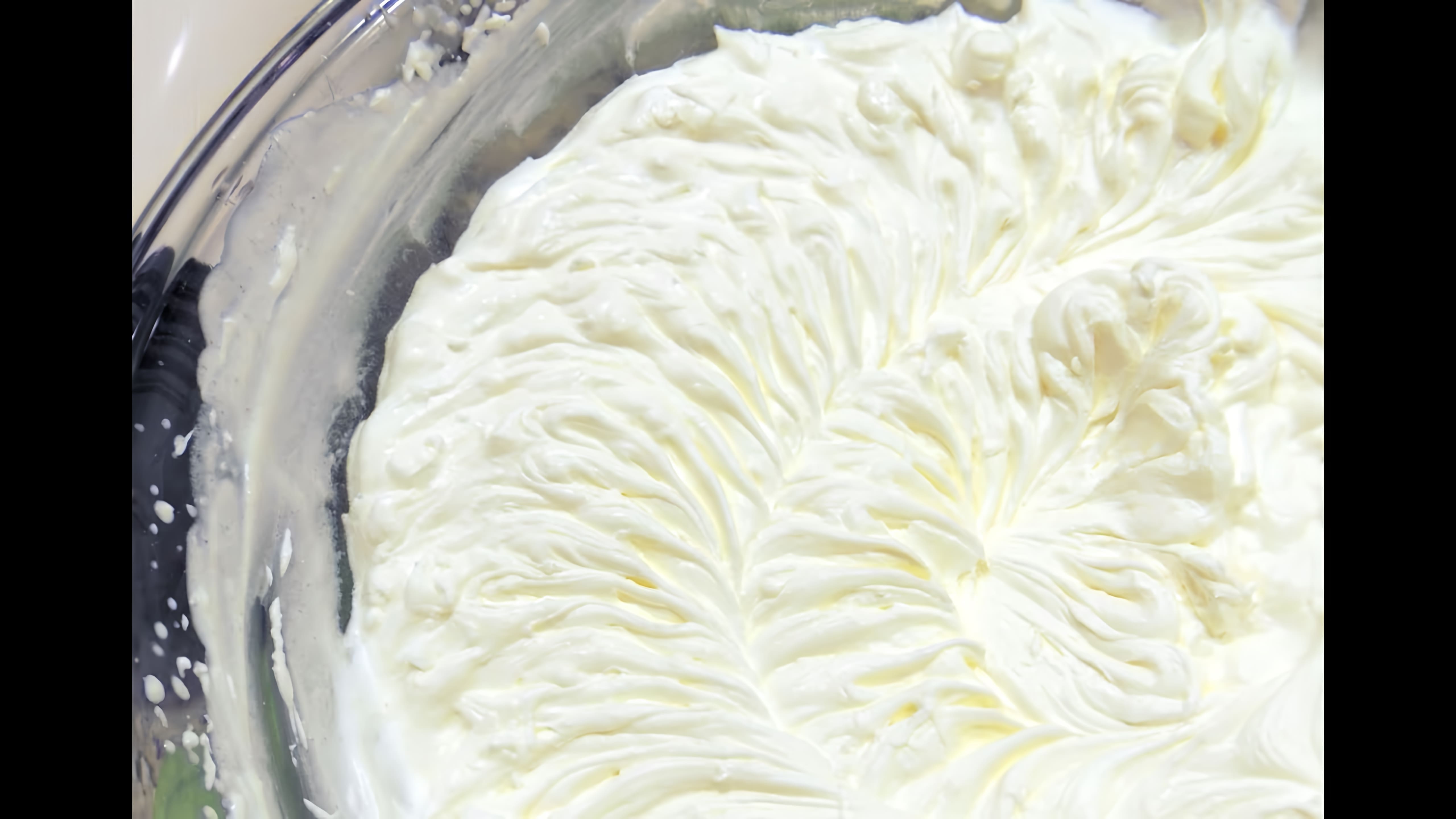 В этом видео демонстрируется процесс приготовления нежного крема-суфле из сливок для тортов, капкейков и любой выпечки