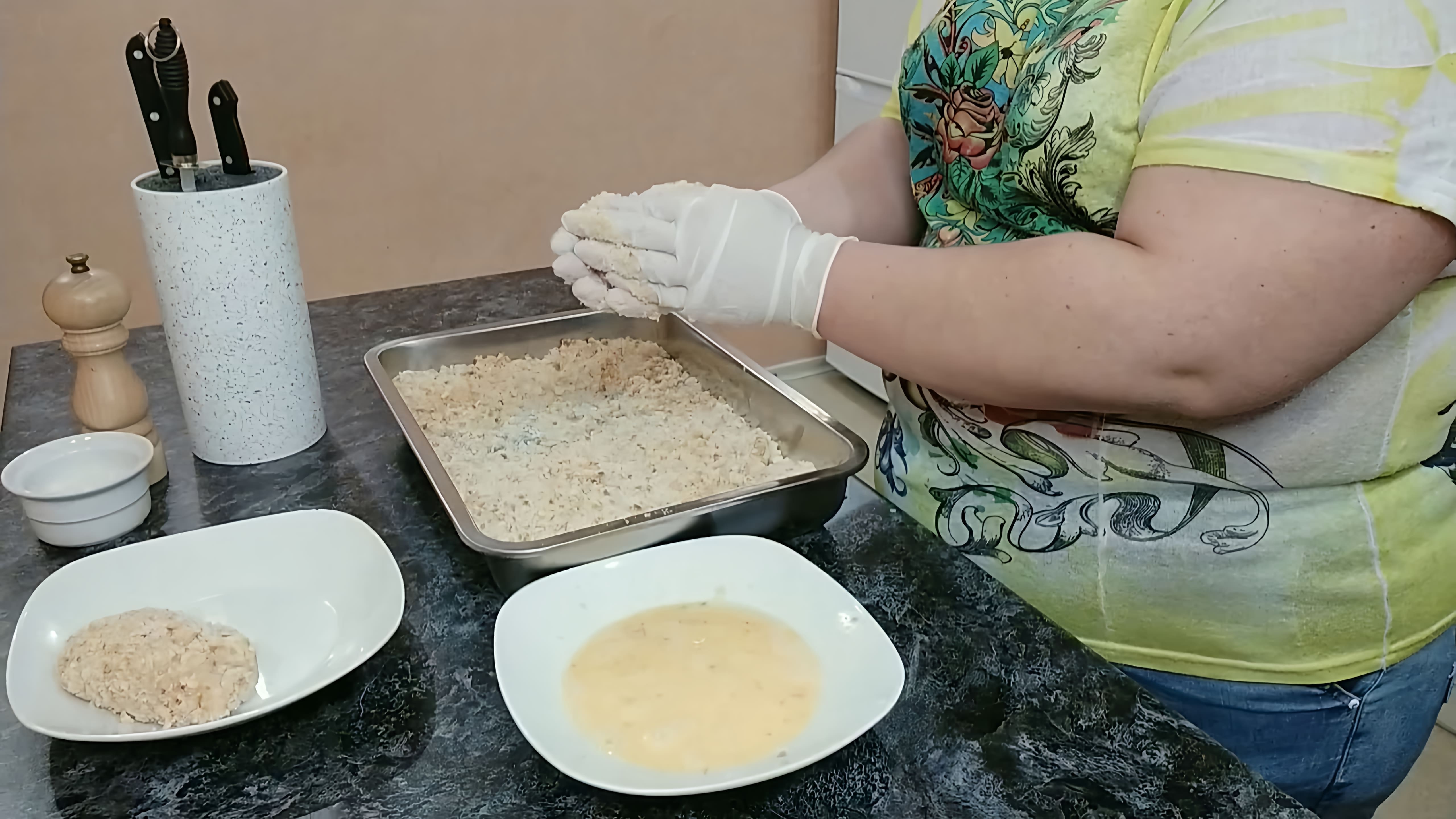 В этом видео демонстрируется процесс приготовления кордон блю - фаршированных котлет с ветчиной и сыром