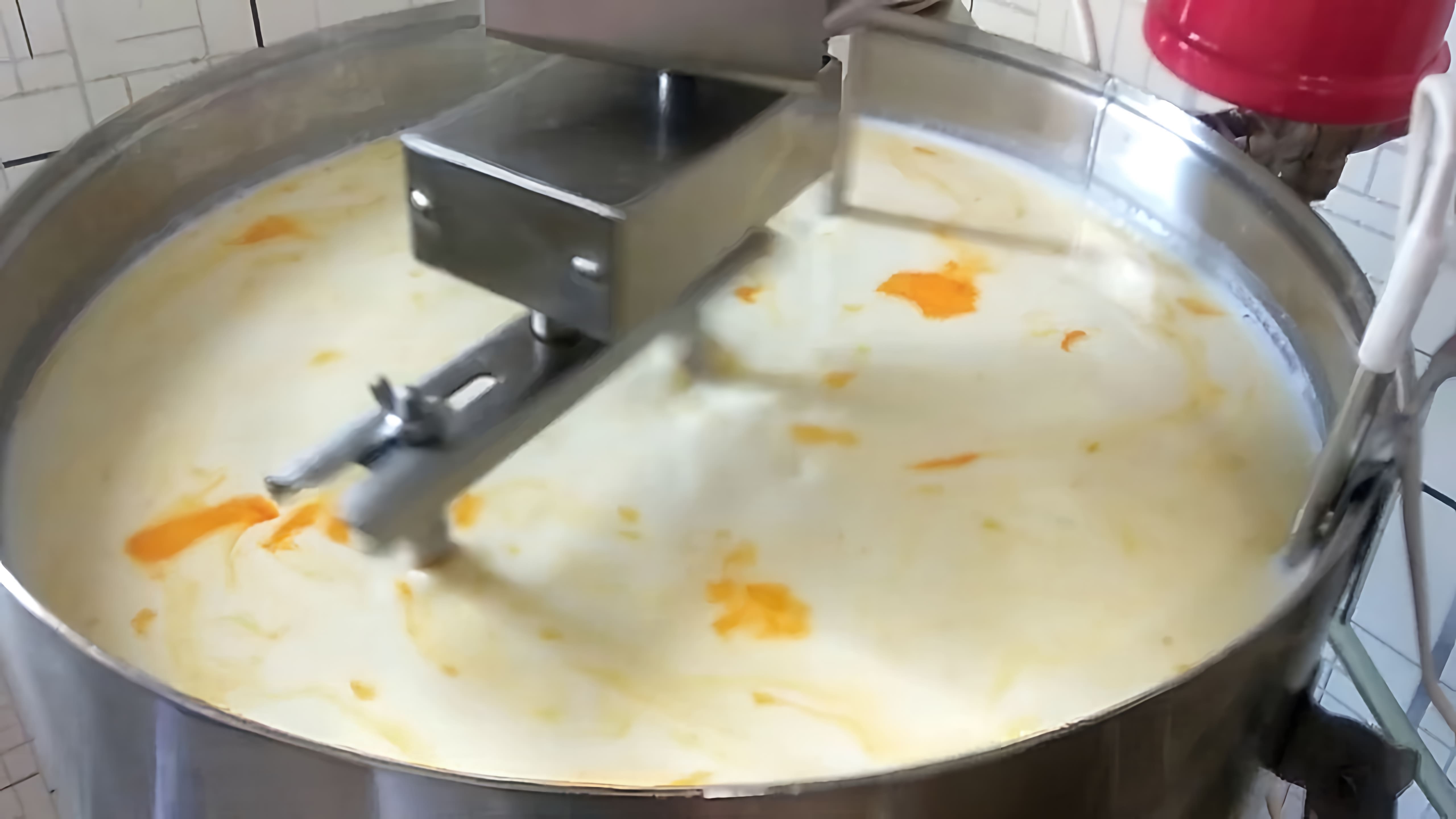 В данном видео демонстрируется процесс приготовления сыра Чеддер в сыроварне Маджио