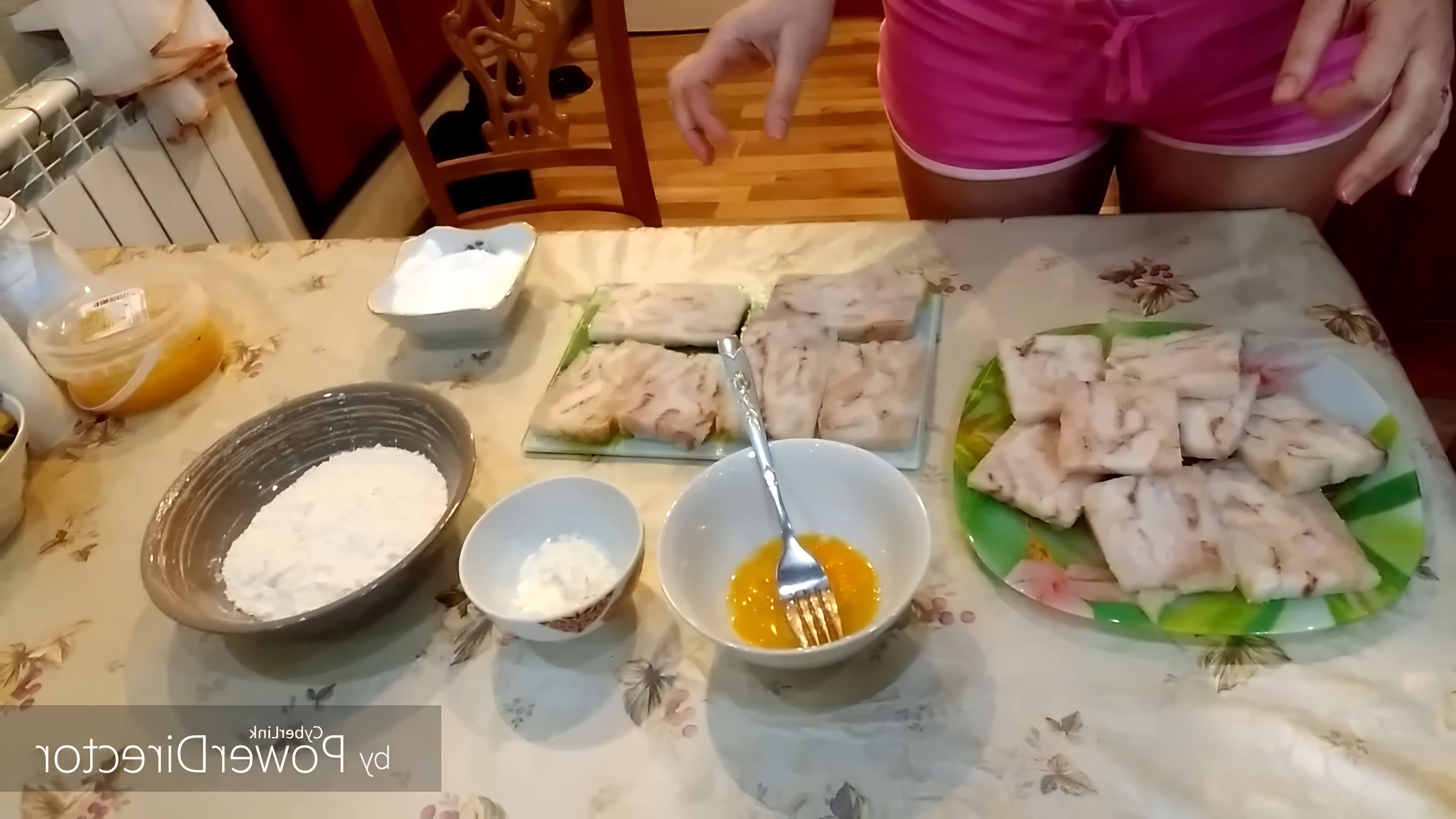 В этом видео демонстрируется процесс приготовления филе минтая