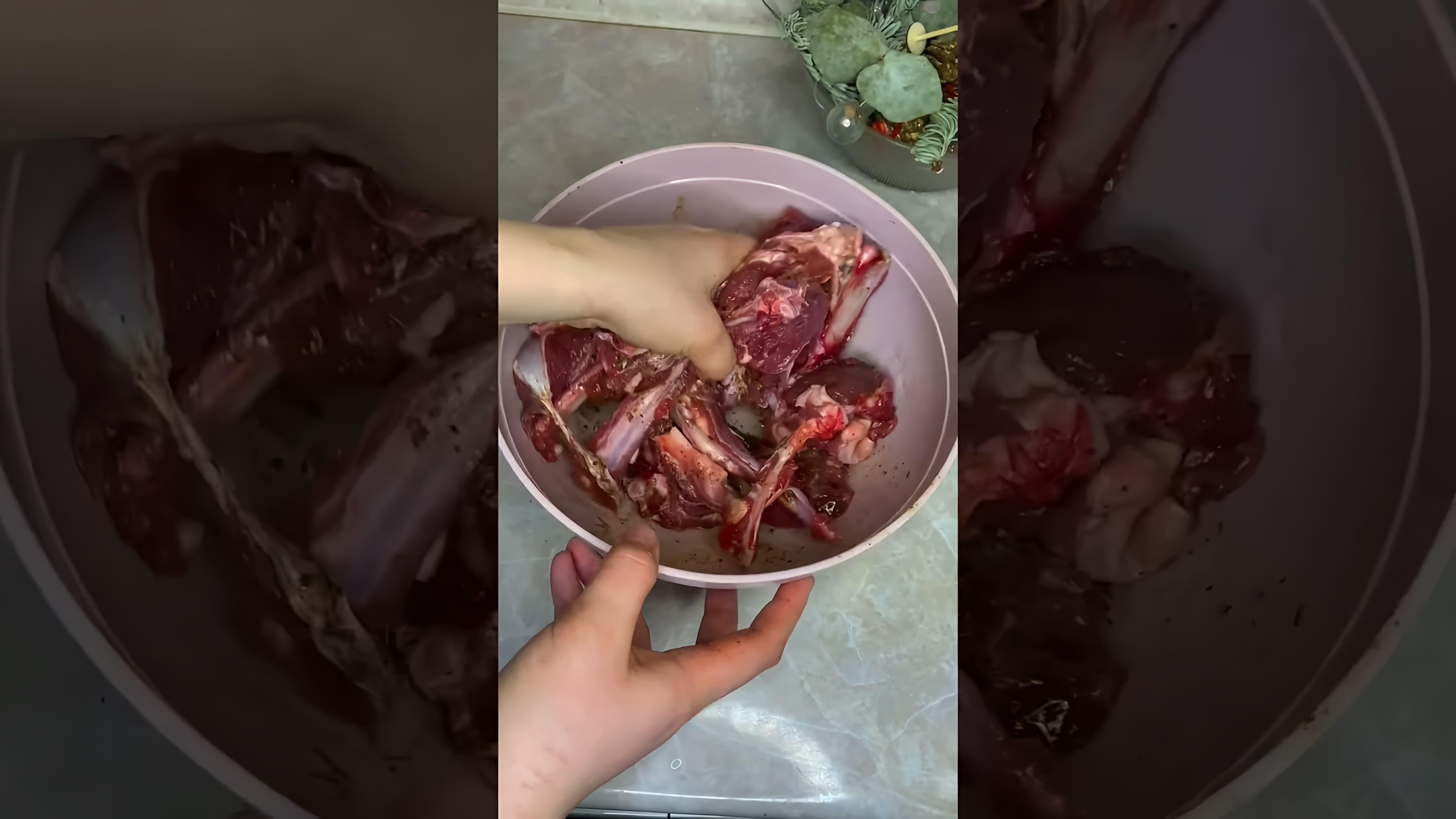 В этом видео демонстрируется процесс приготовления бараньих ребрышек в духовке