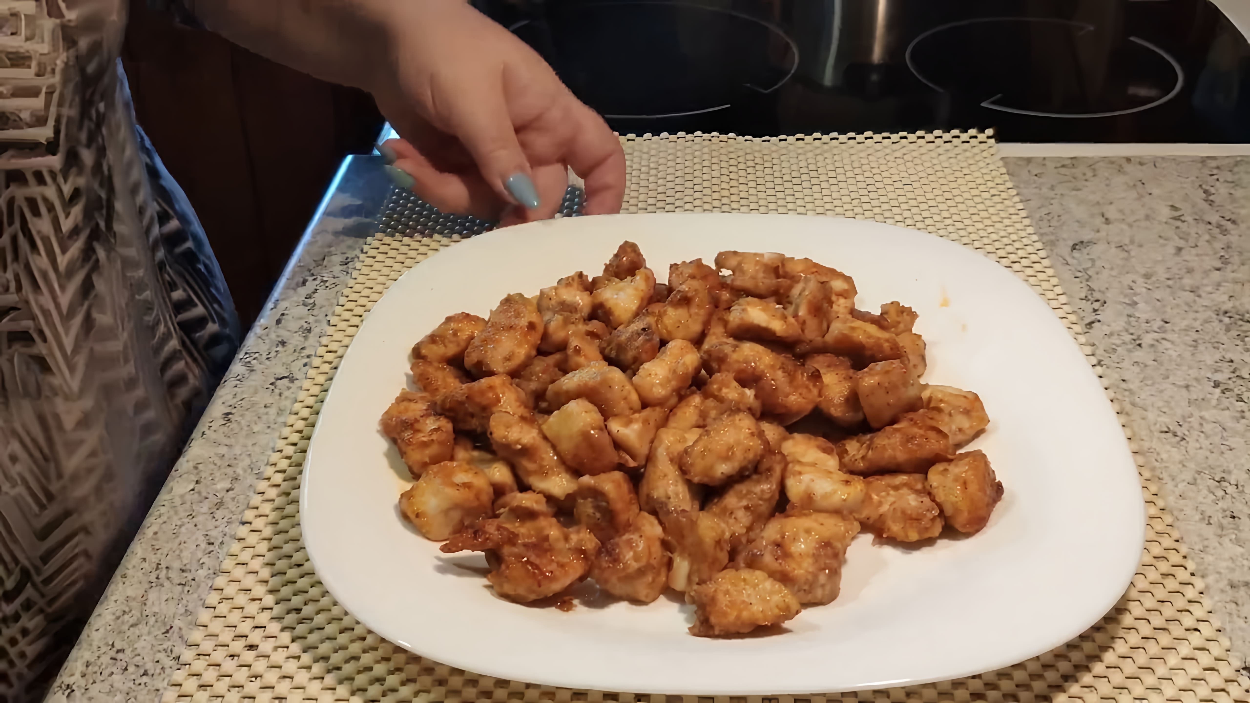 В этом видео демонстрируется процесс приготовления куриного филе в крахмале