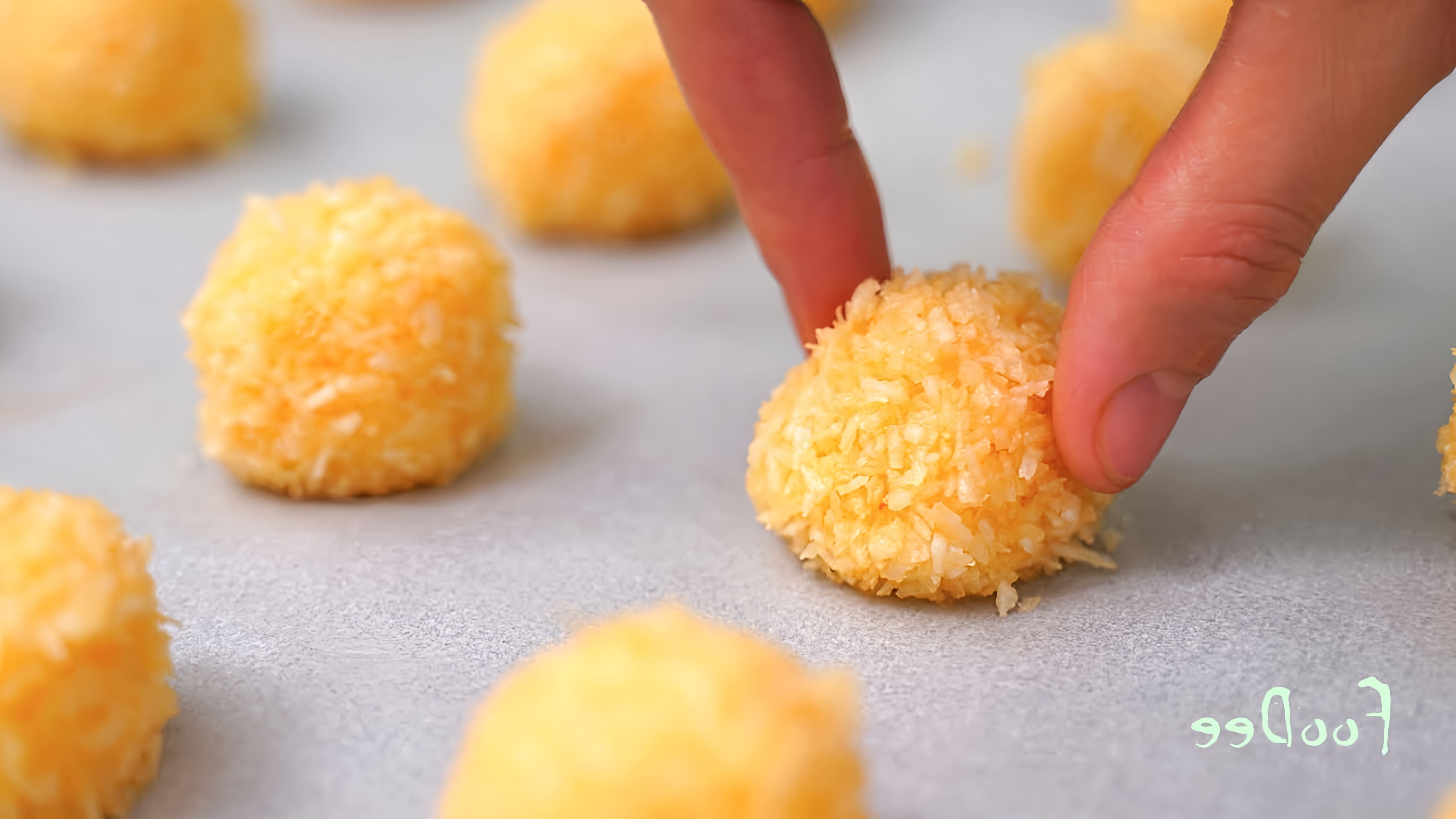 Видео как приготовить очень простое печенье всего за 5 минут, используя только 3 ингредиента - яйца, сахар и кокосовую стружку