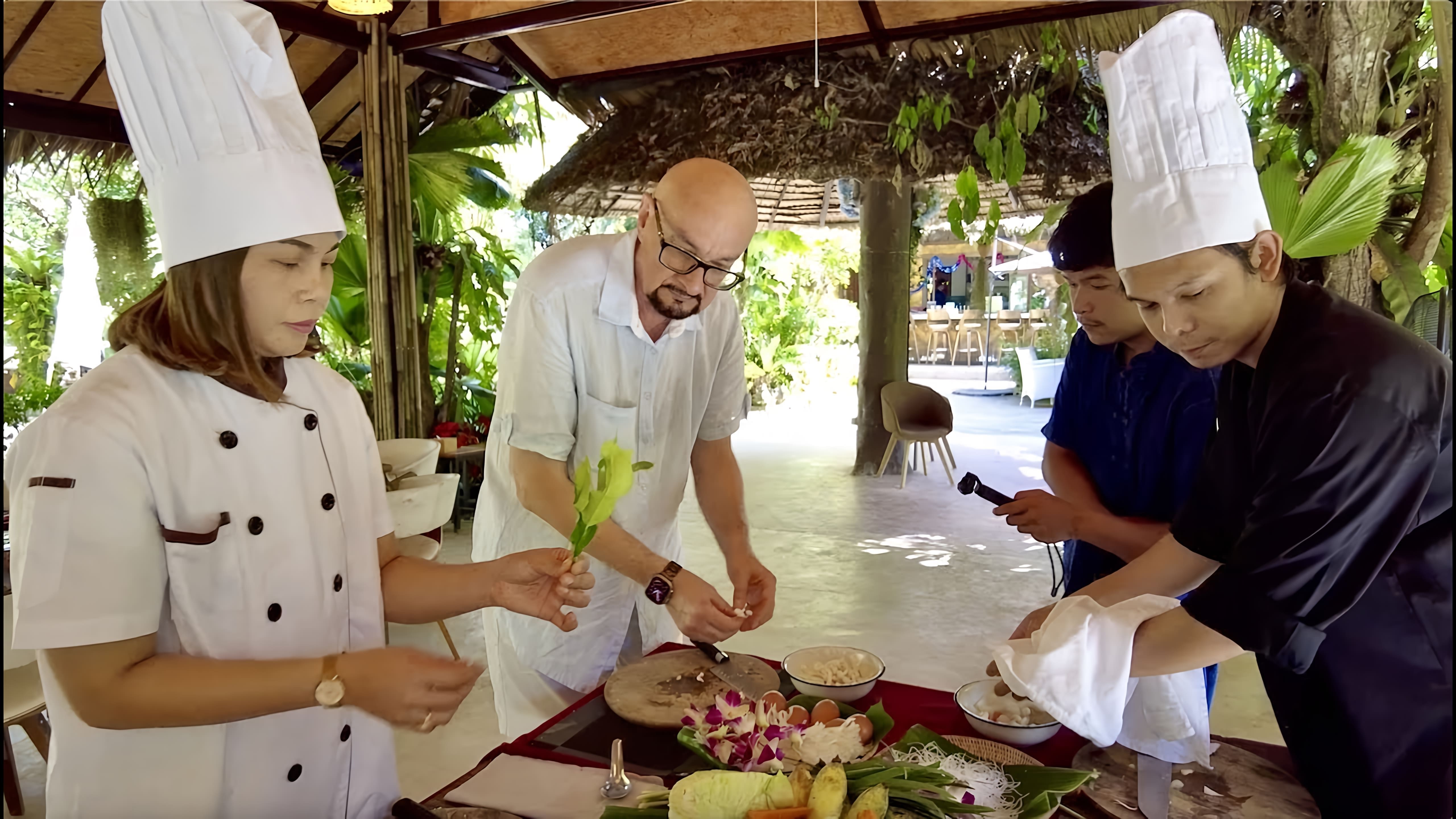 В этом видео рассказывается о приготовлении супа Том Ям в Таиланде и в Москве