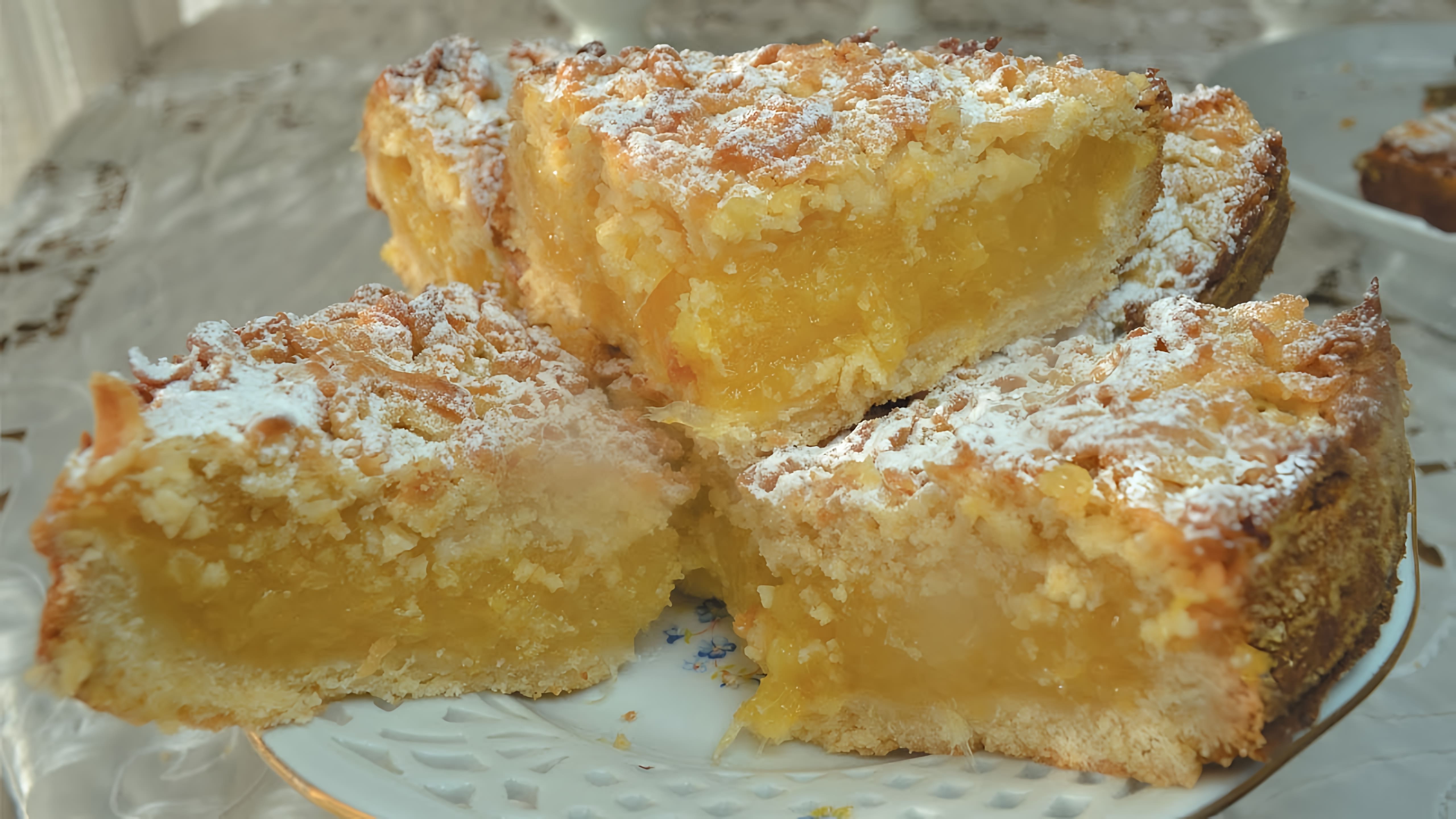 В этом видео демонстрируется рецепт приготовления тертого пирога с апельсином, яблоком и лимоном