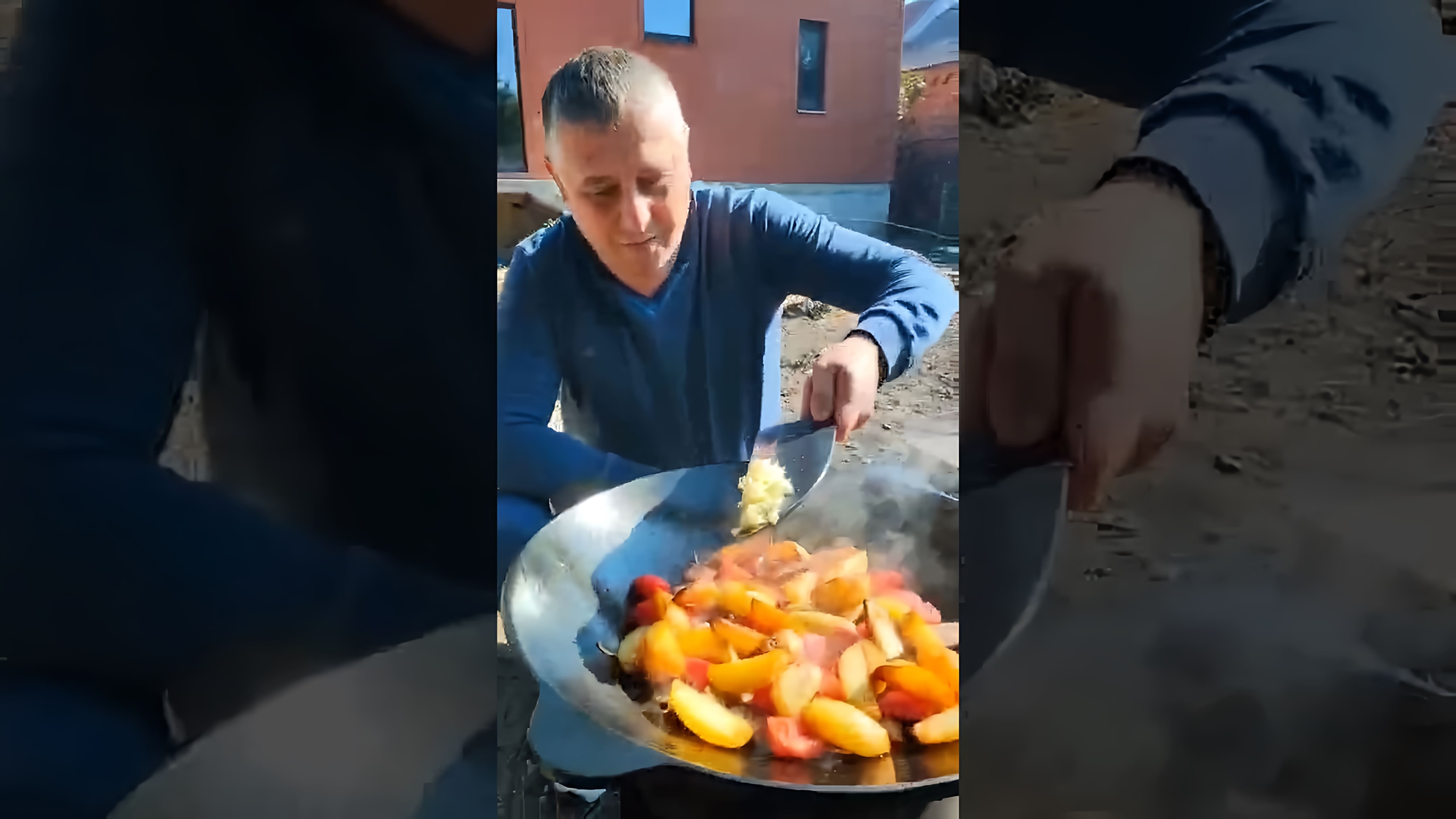 В этом видео демонстрируется процесс приготовления блюда "Оджахури" в садже