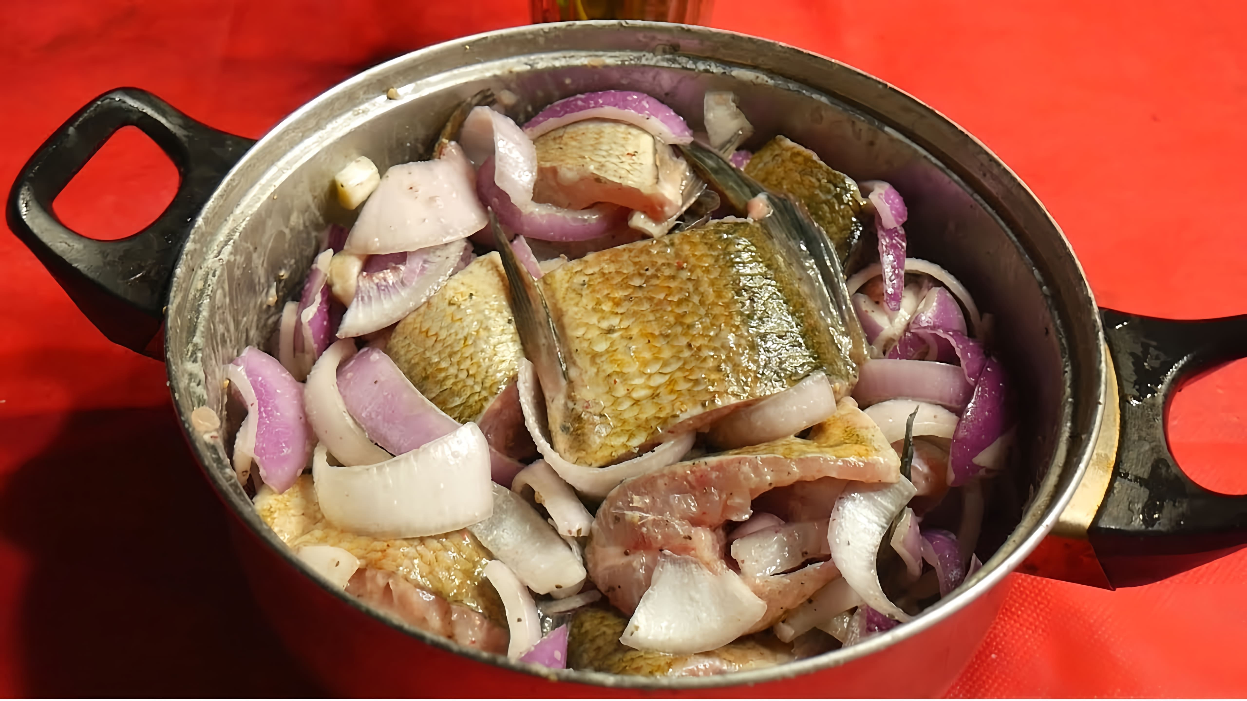 В этом видео демонстрируется процесс приготовления блюда из рыбы, которое называется "5 минутка"