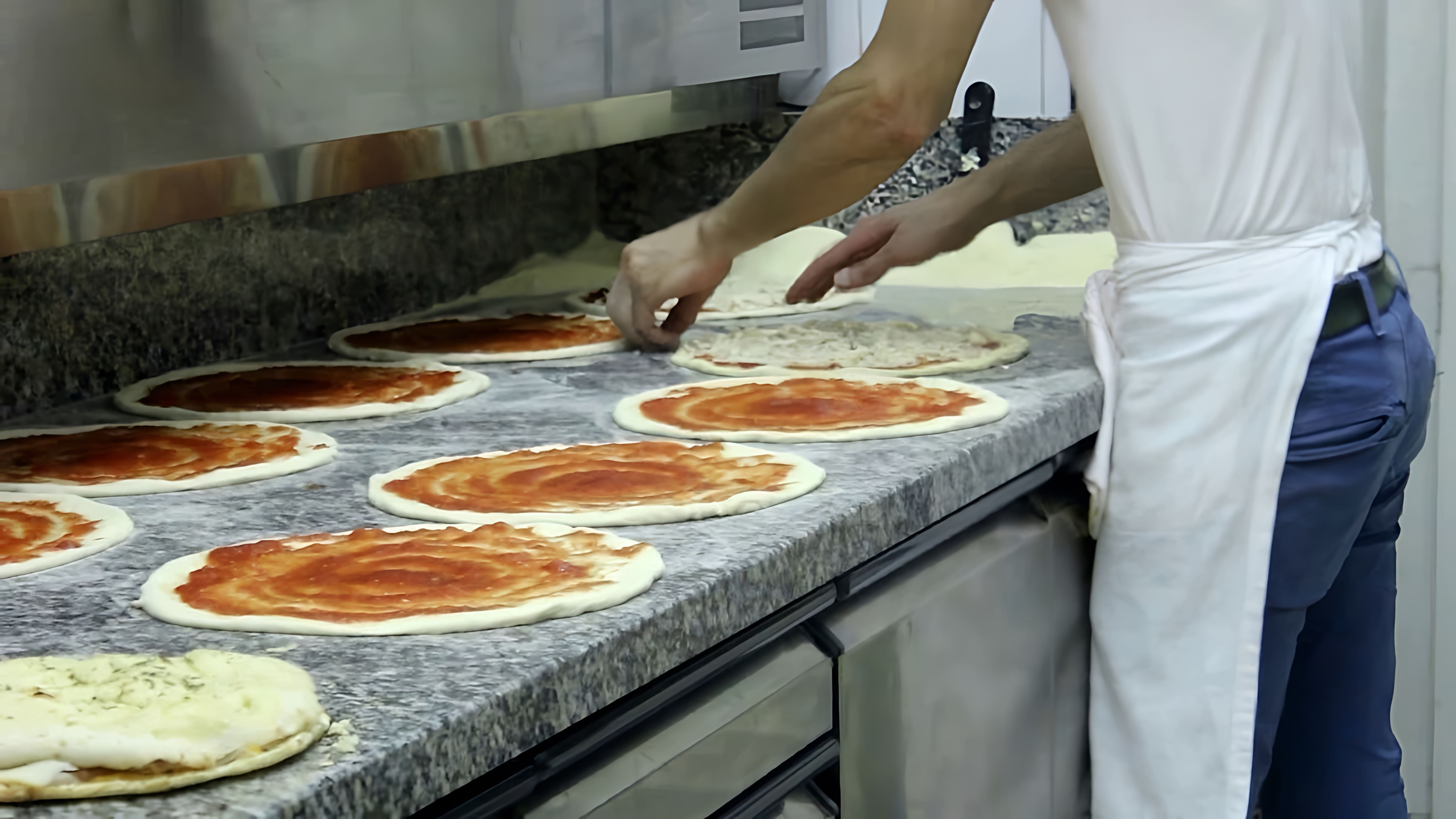 В этом видео-ролике мы увидим, как делают пиццу в Италии
