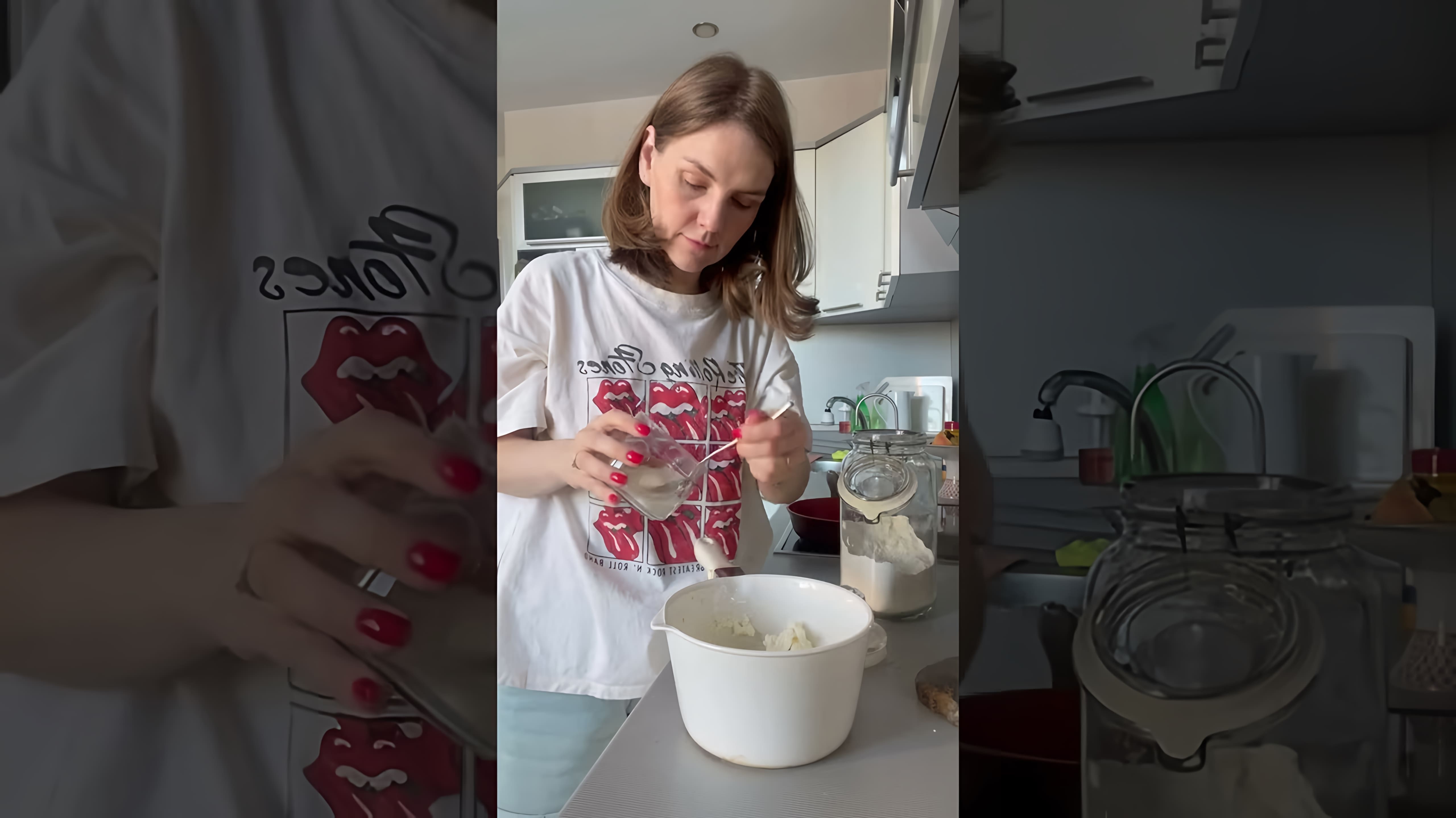 В этом видео демонстрируется простой и вкусный рецепт сырников