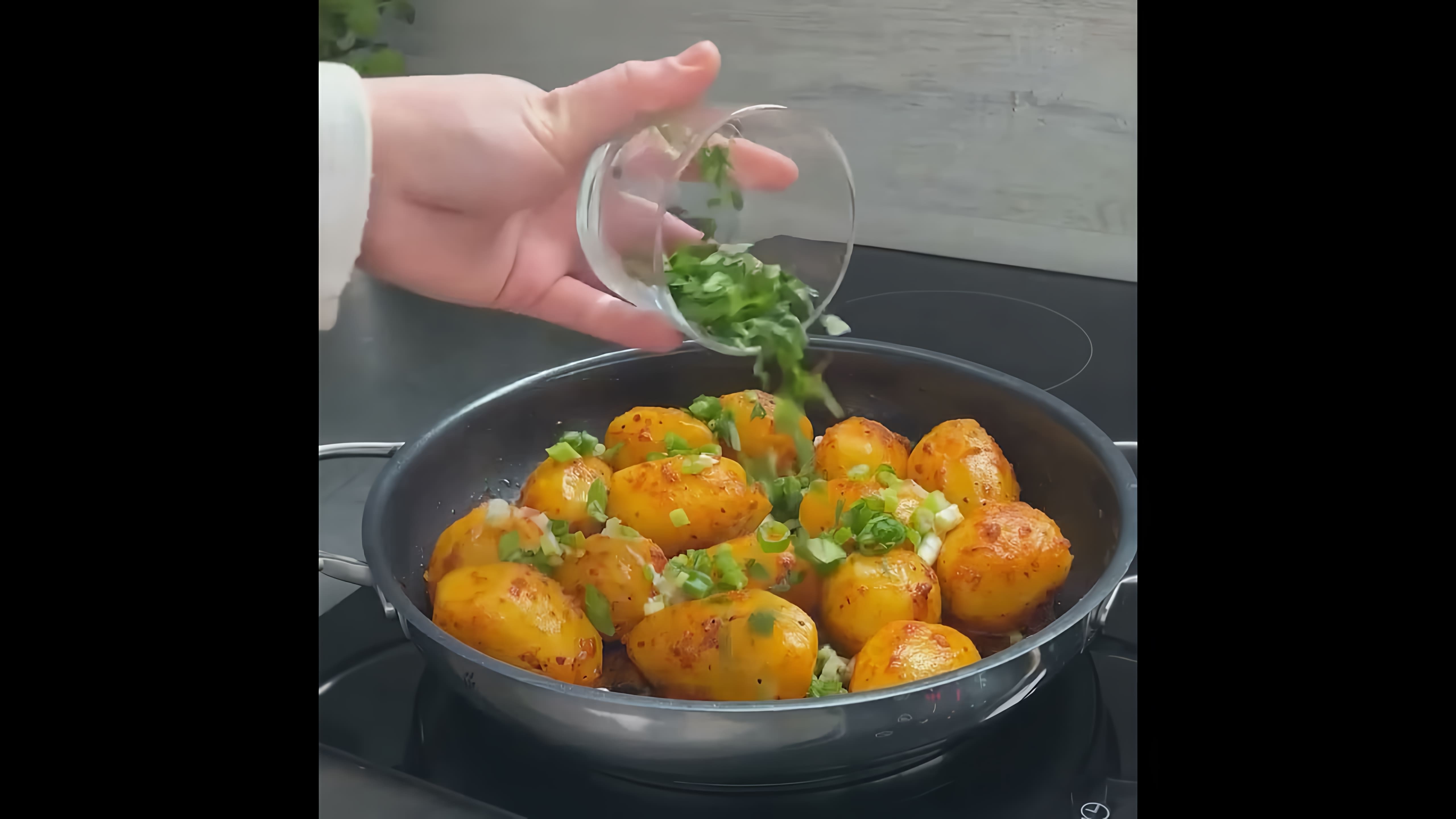 В этом видео-ролике демонстрируется процесс приготовления картофеля со специями и сыром на сковороде