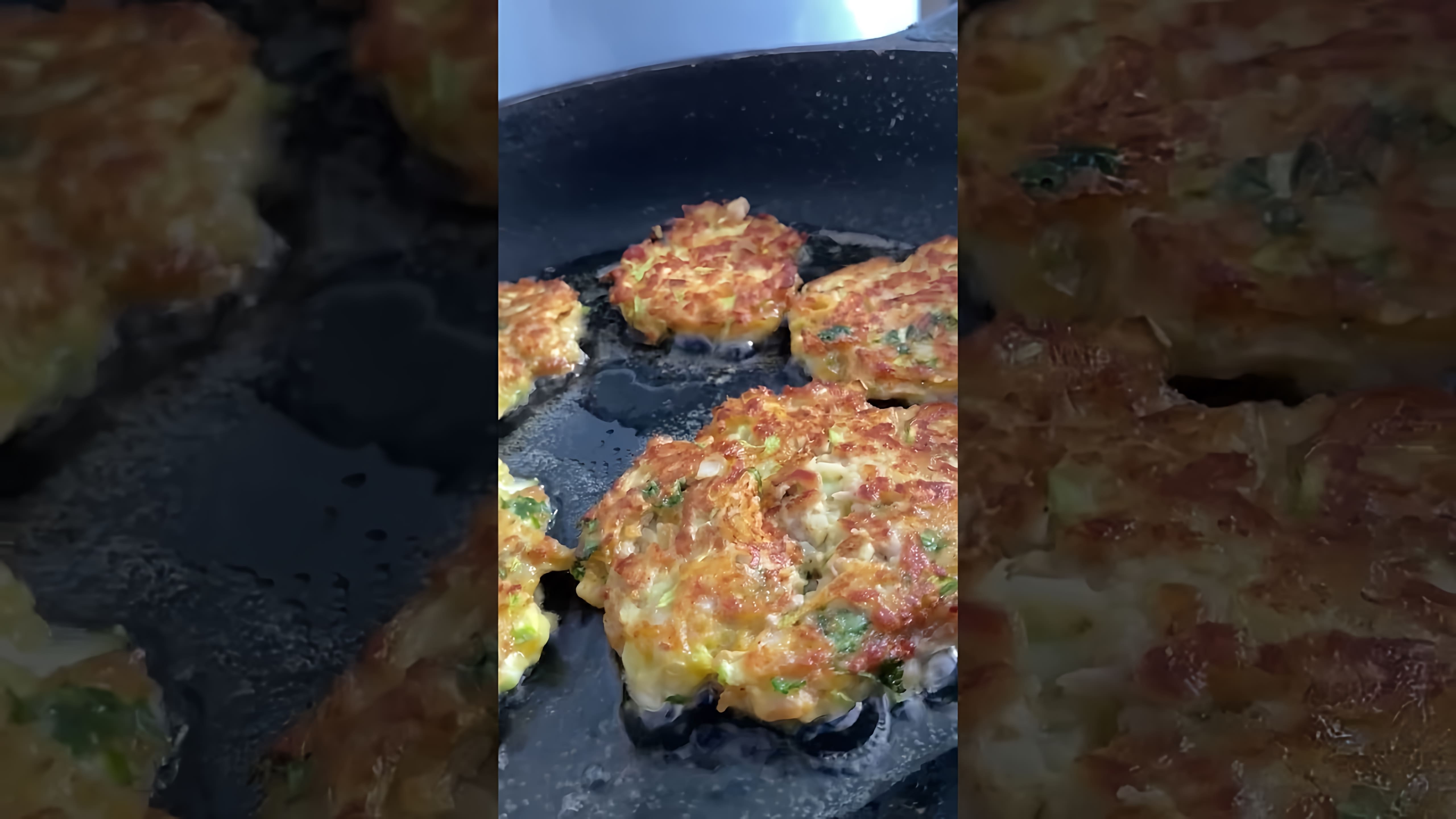 В этом видео-ролике вы увидите, как приготовить вкусные и сытные кабачковые оладьи с фаршем