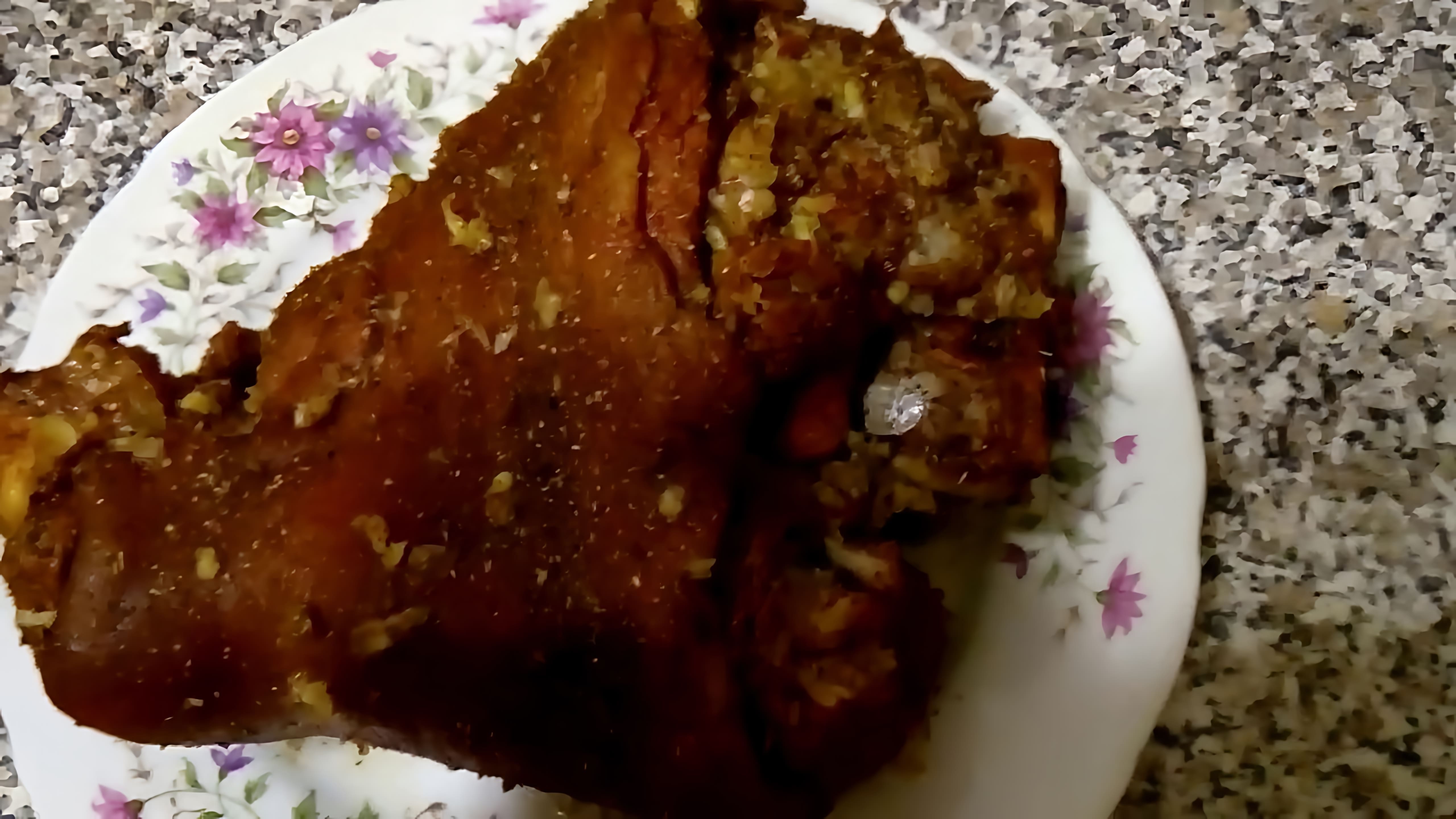 В этом видео демонстрируется процесс приготовления свиной рульки в луковой шелухе с чесноком
