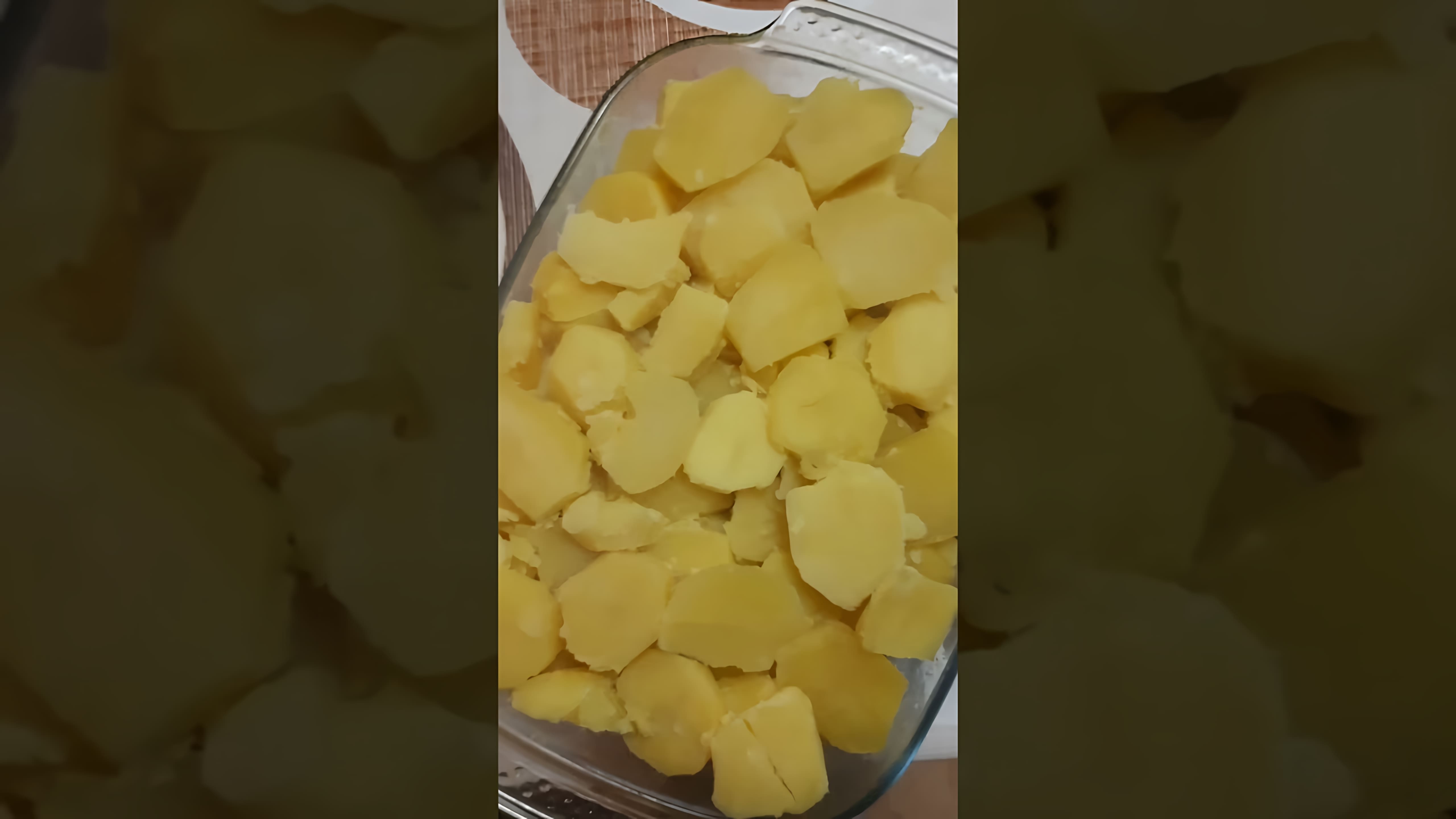 В этом видео-ролике вы увидите, как приготовить картофельную запеканку с рыбой