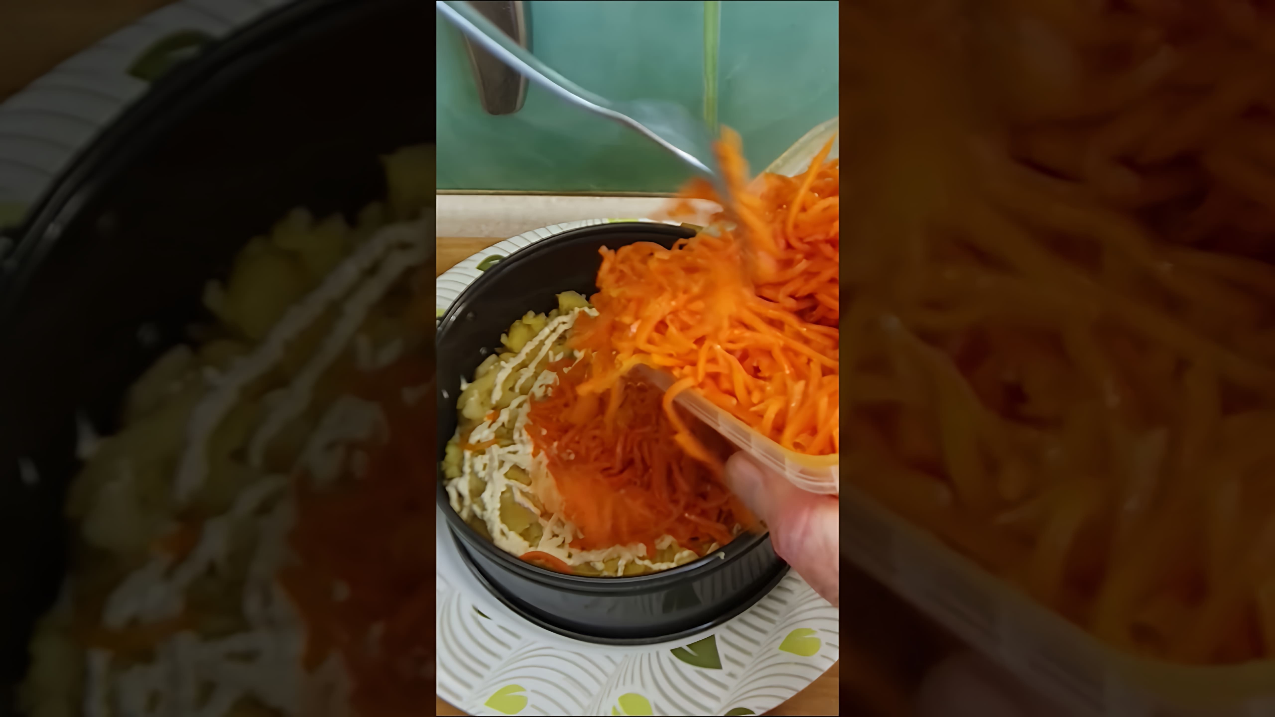 В этом видео демонстрируется процесс приготовления салата с опятами