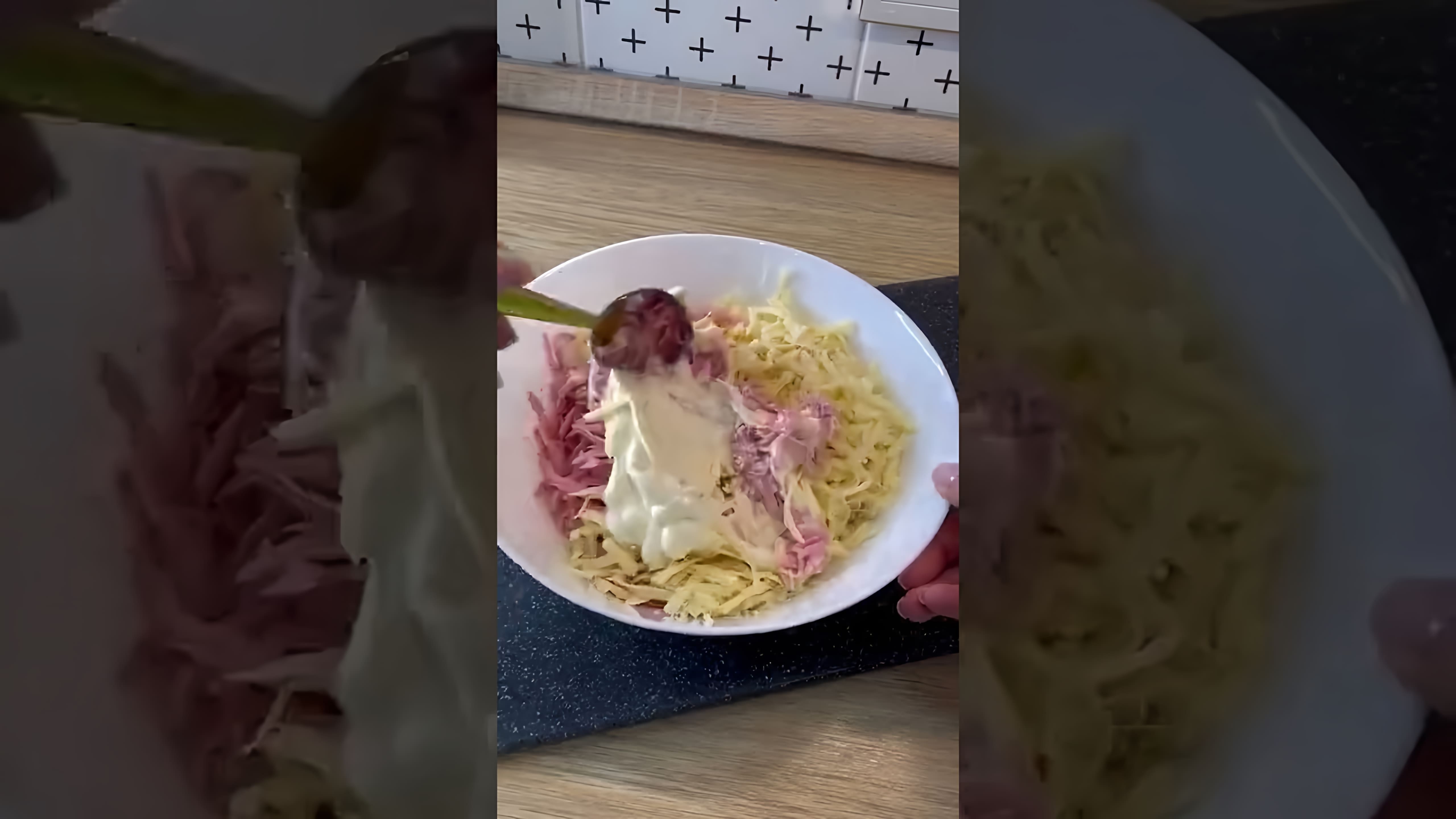 В этом видео демонстрируется простой и быстрый рецепт приготовления ветчины и сыра в лаваше