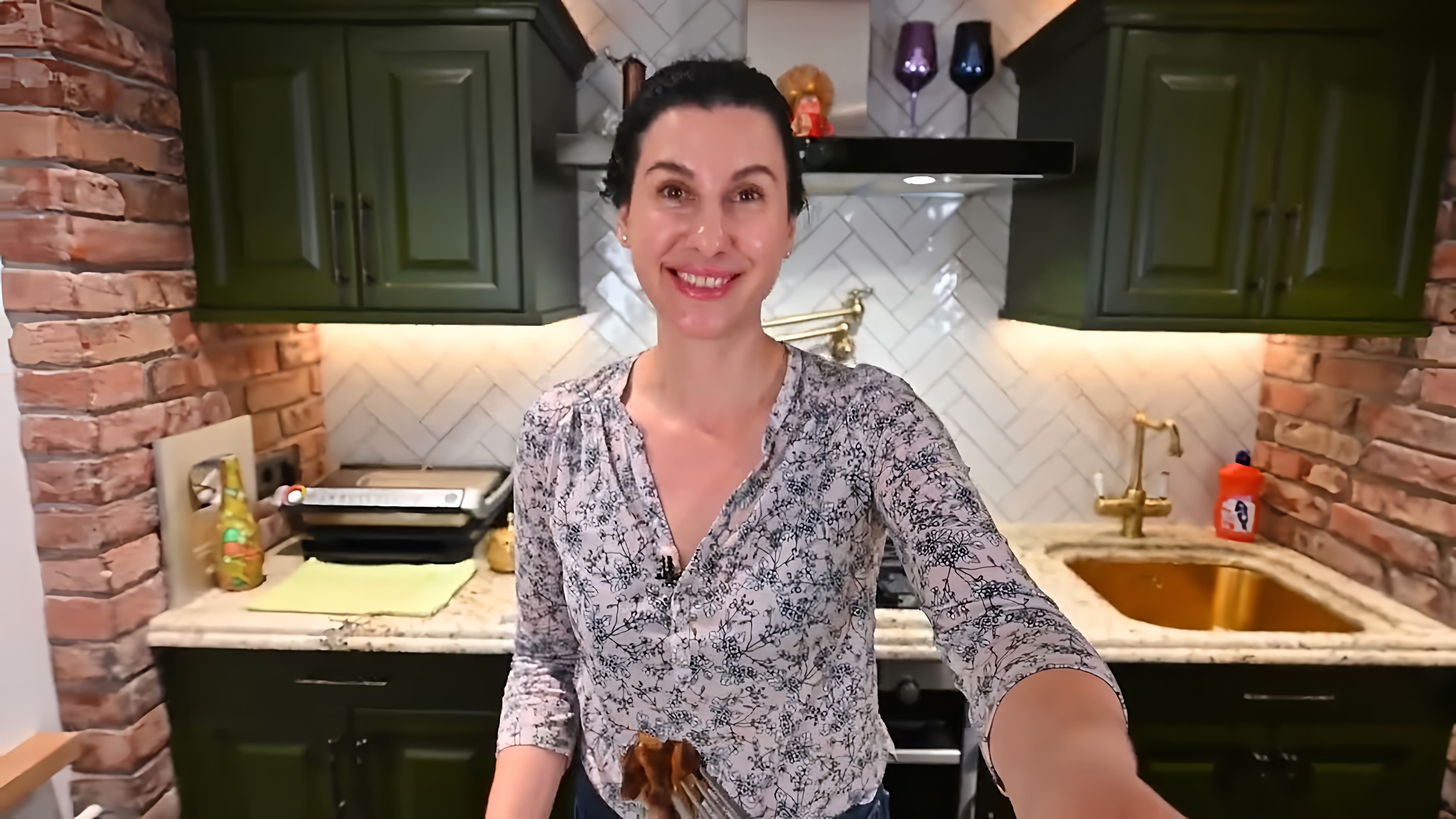 В этом видео демонстрируется рецепт приготовления нежной и мягкой говяжьей печени