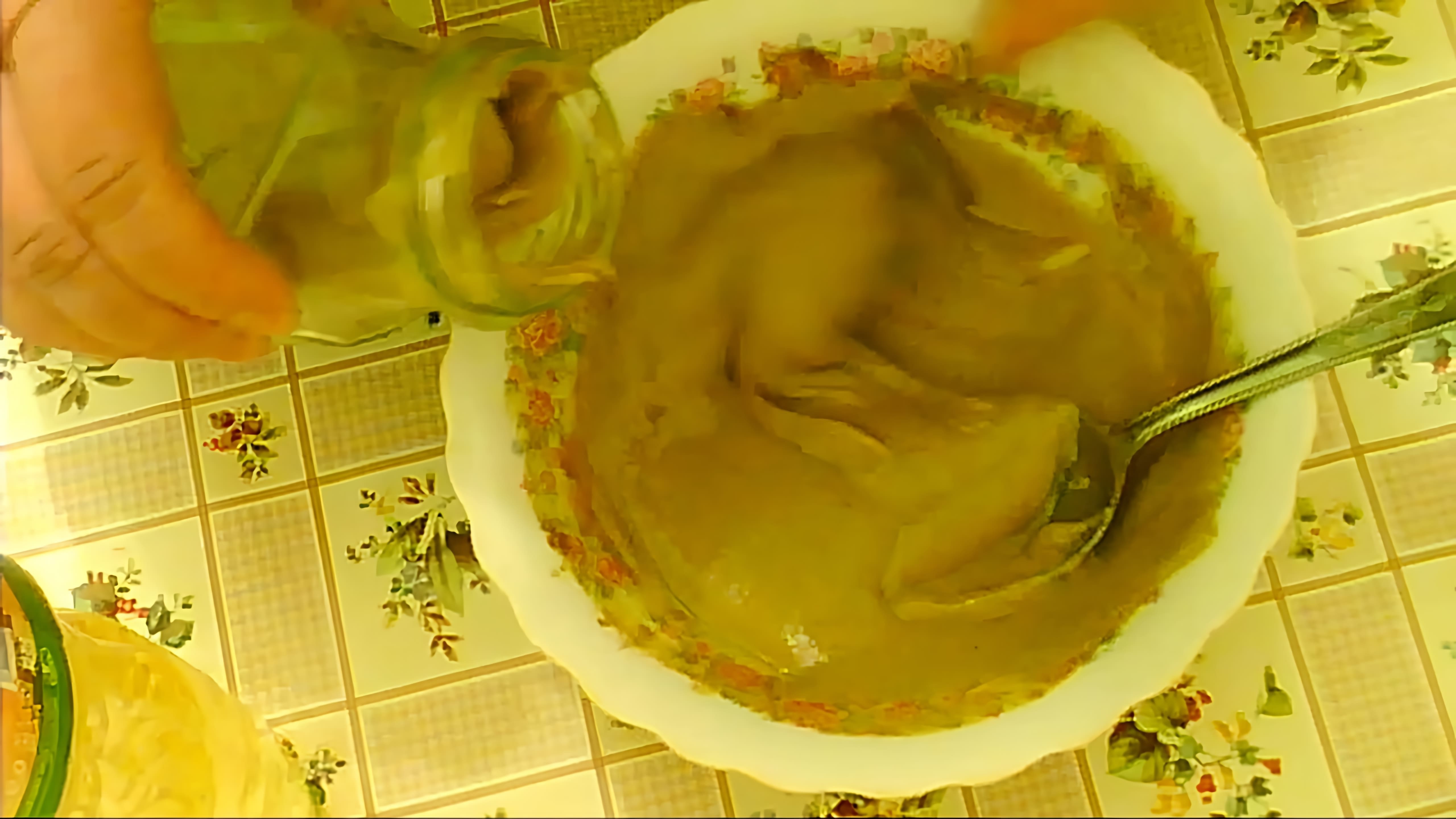 В этом видео демонстрируется процесс приготовления горчицы на огуречном рассоле