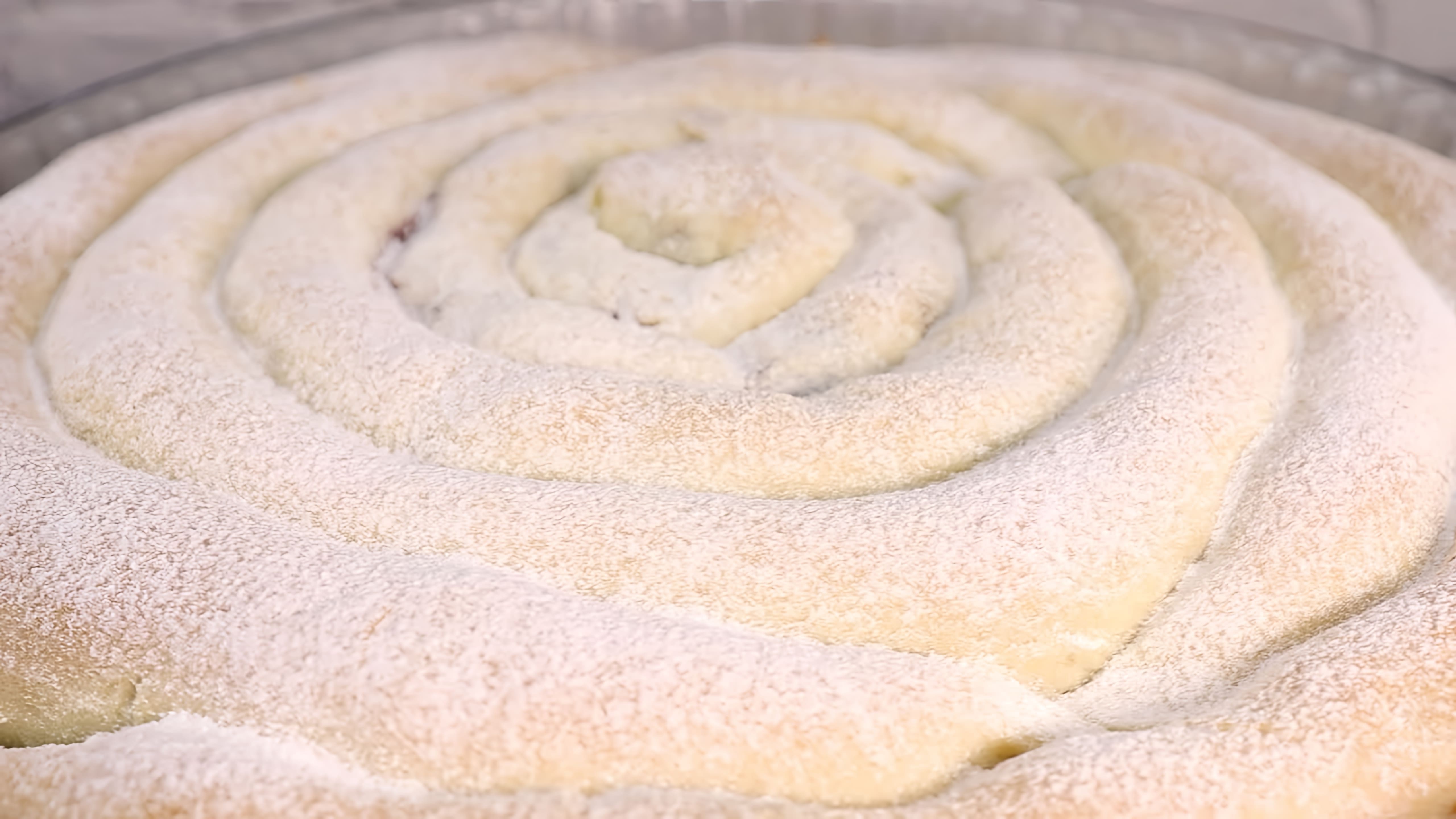 В этом видео демонстрируется рецепт приготовления ароматного пирога с черешней