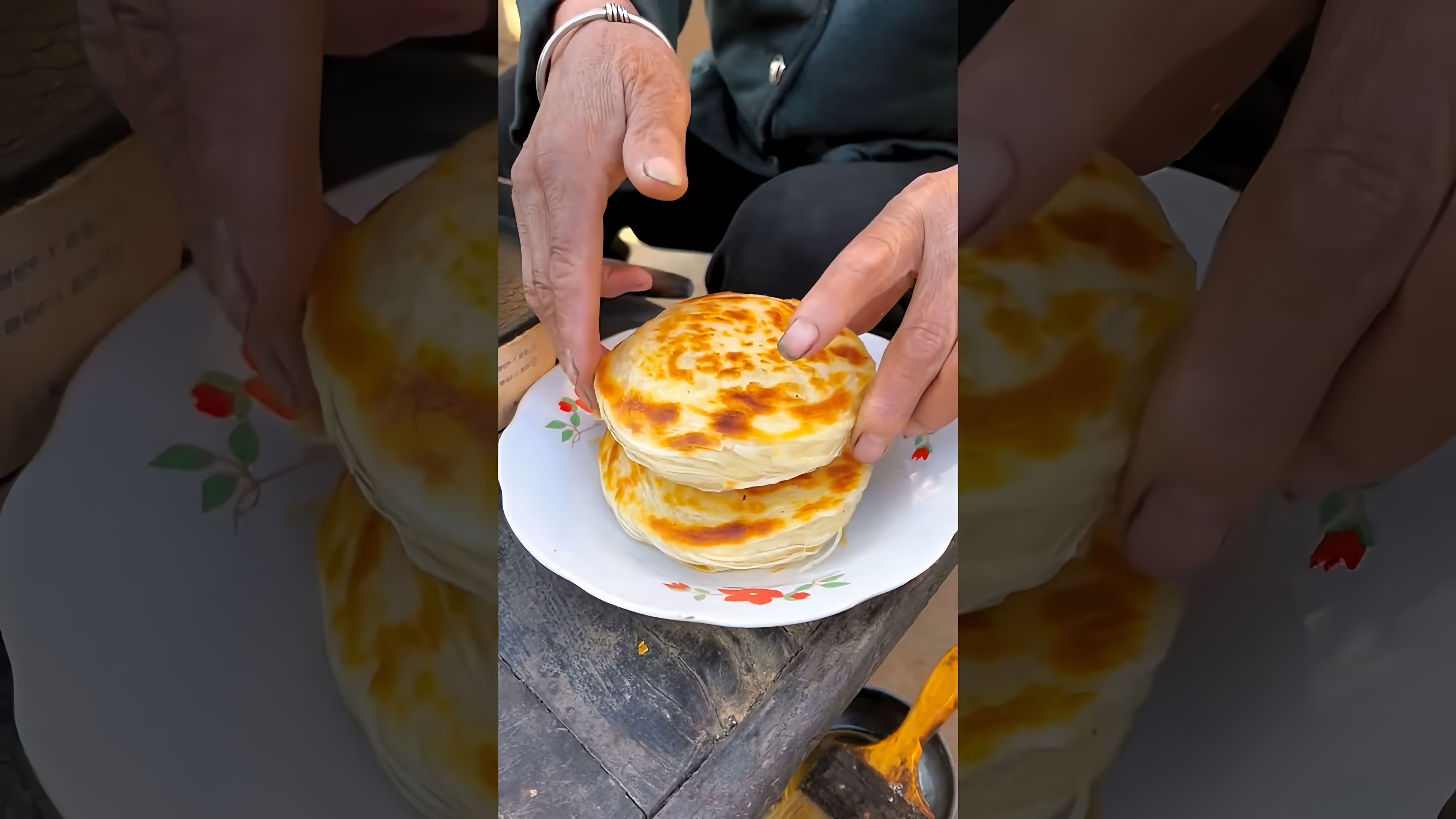 В этом видео-ролике демонстрируется процесс приготовления китайского бургера с жареной колбасой