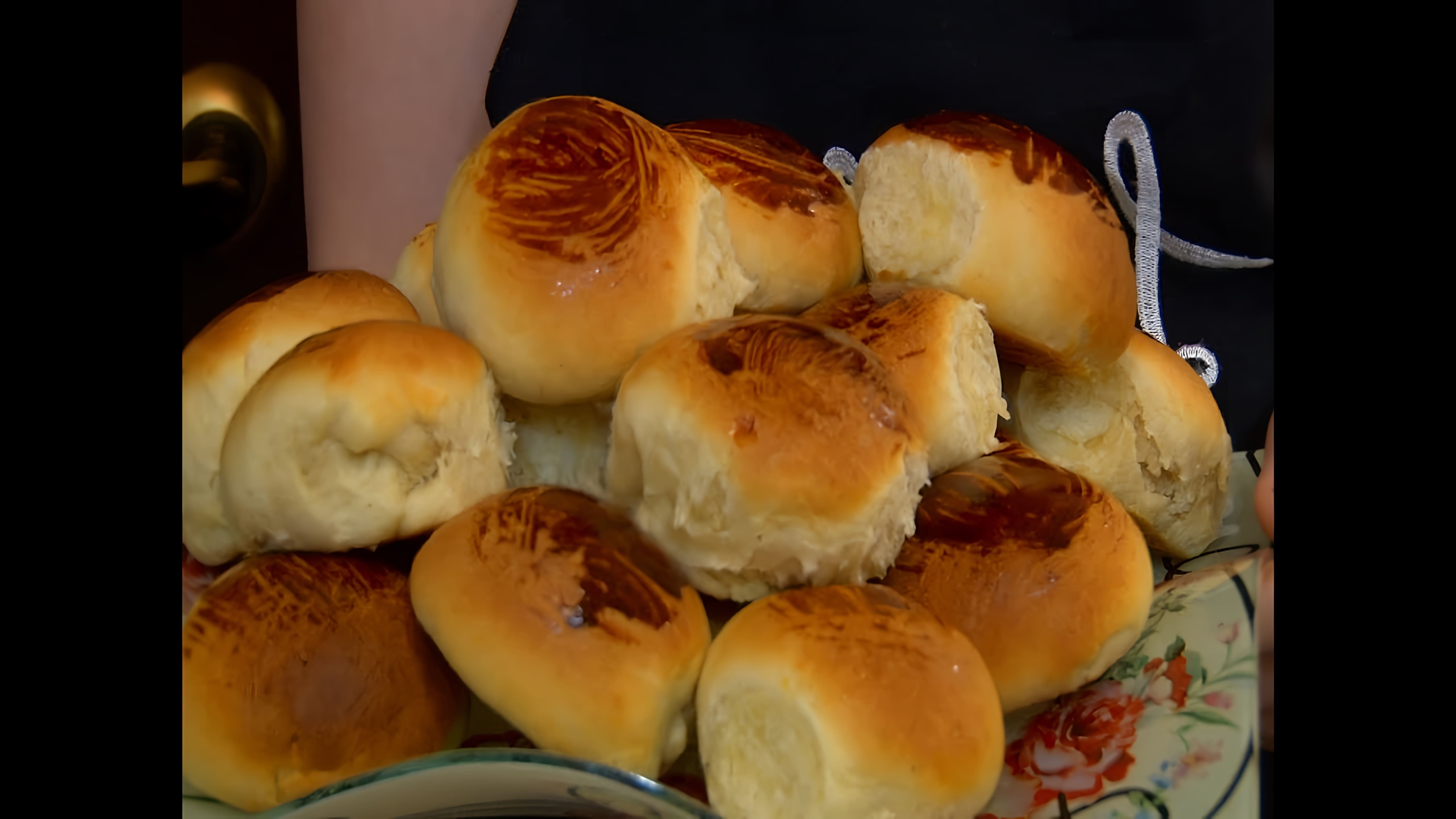 В этом видео демонстрируется процесс замешивания сдобного теста для булочек в хлебопечке