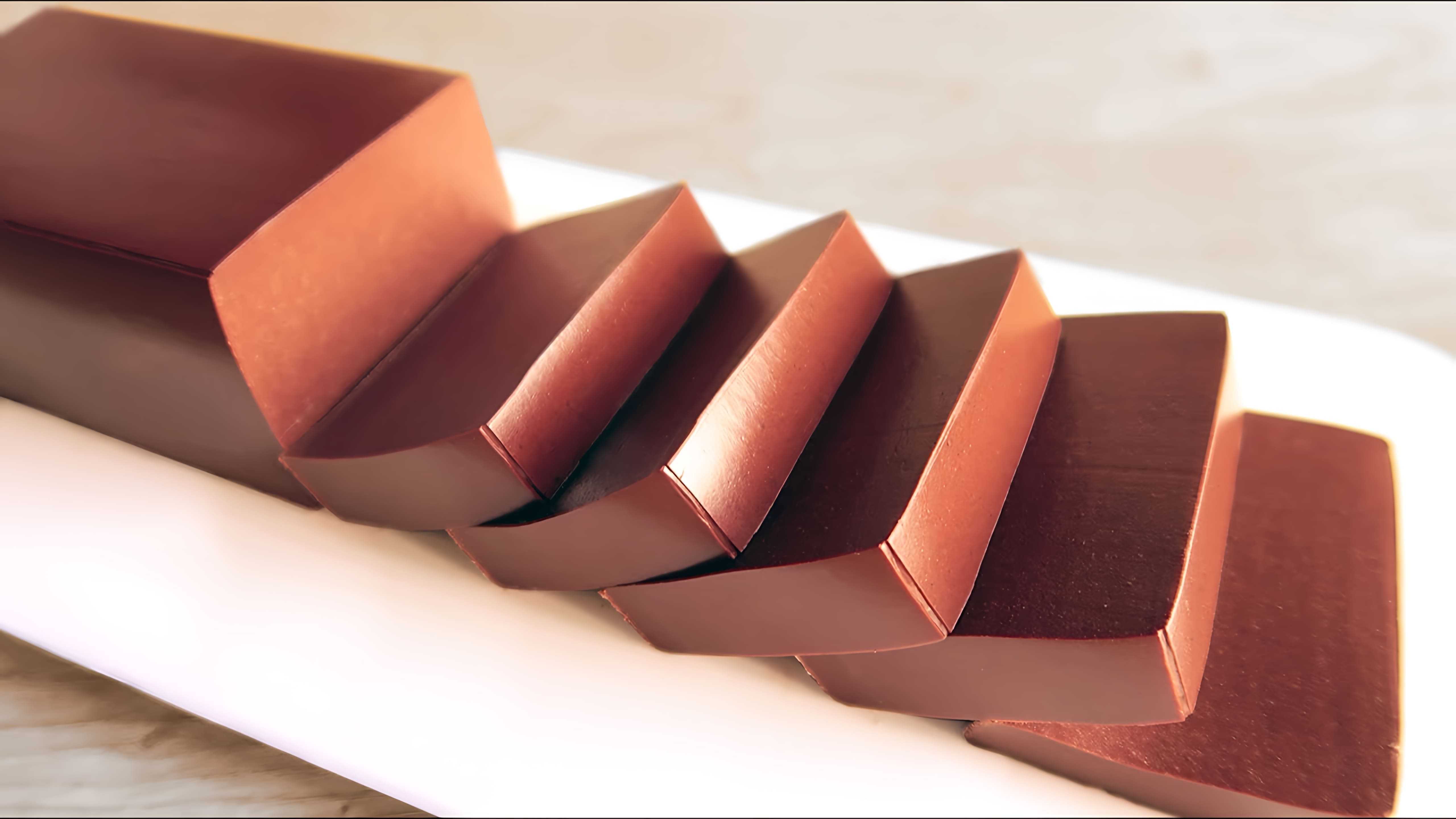 В этом видео демонстрируется рецепт шоколадного десерта без выпечки