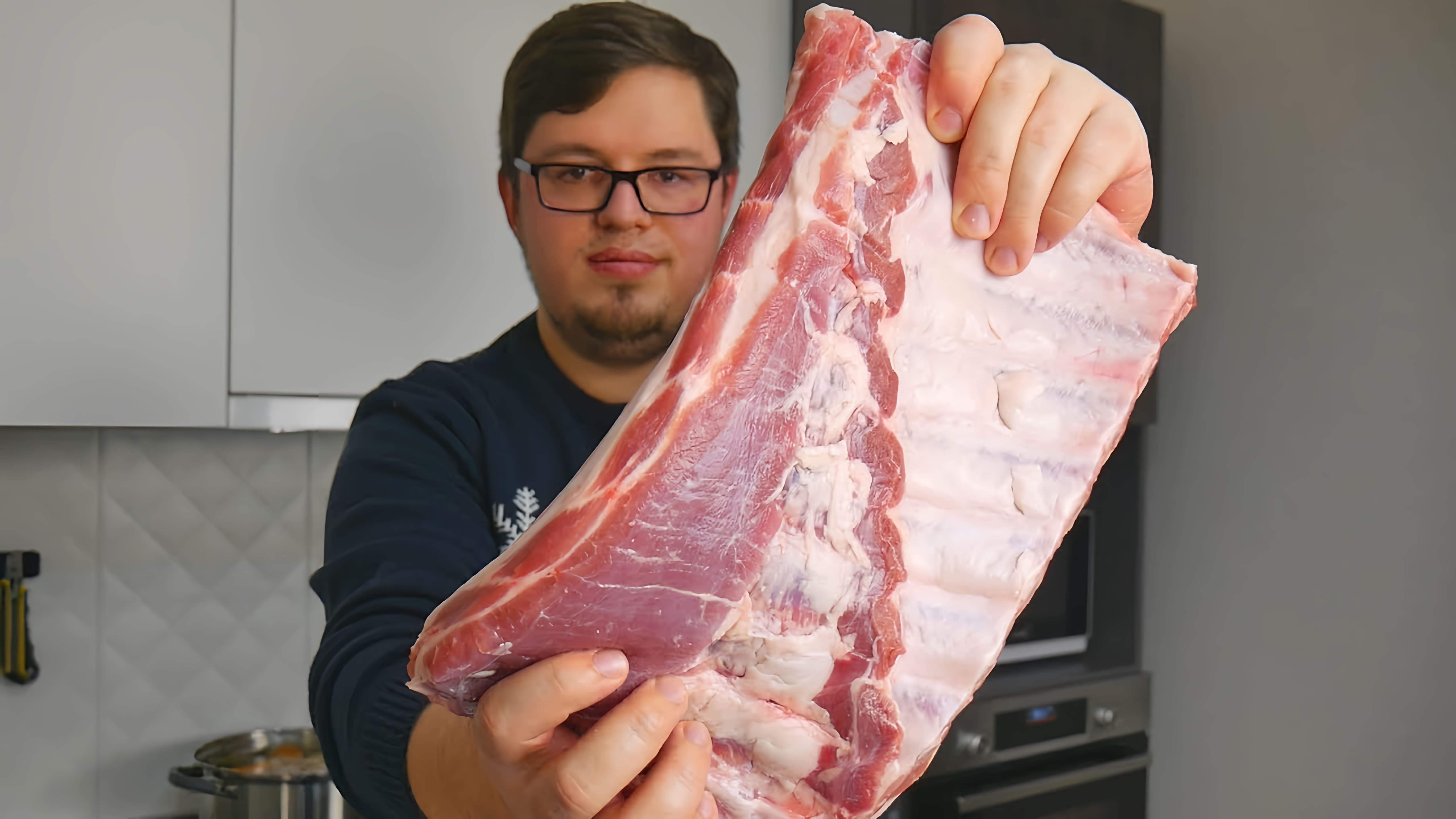 В этом видео демонстрируется рецепт приготовления свиных ребер в духовке