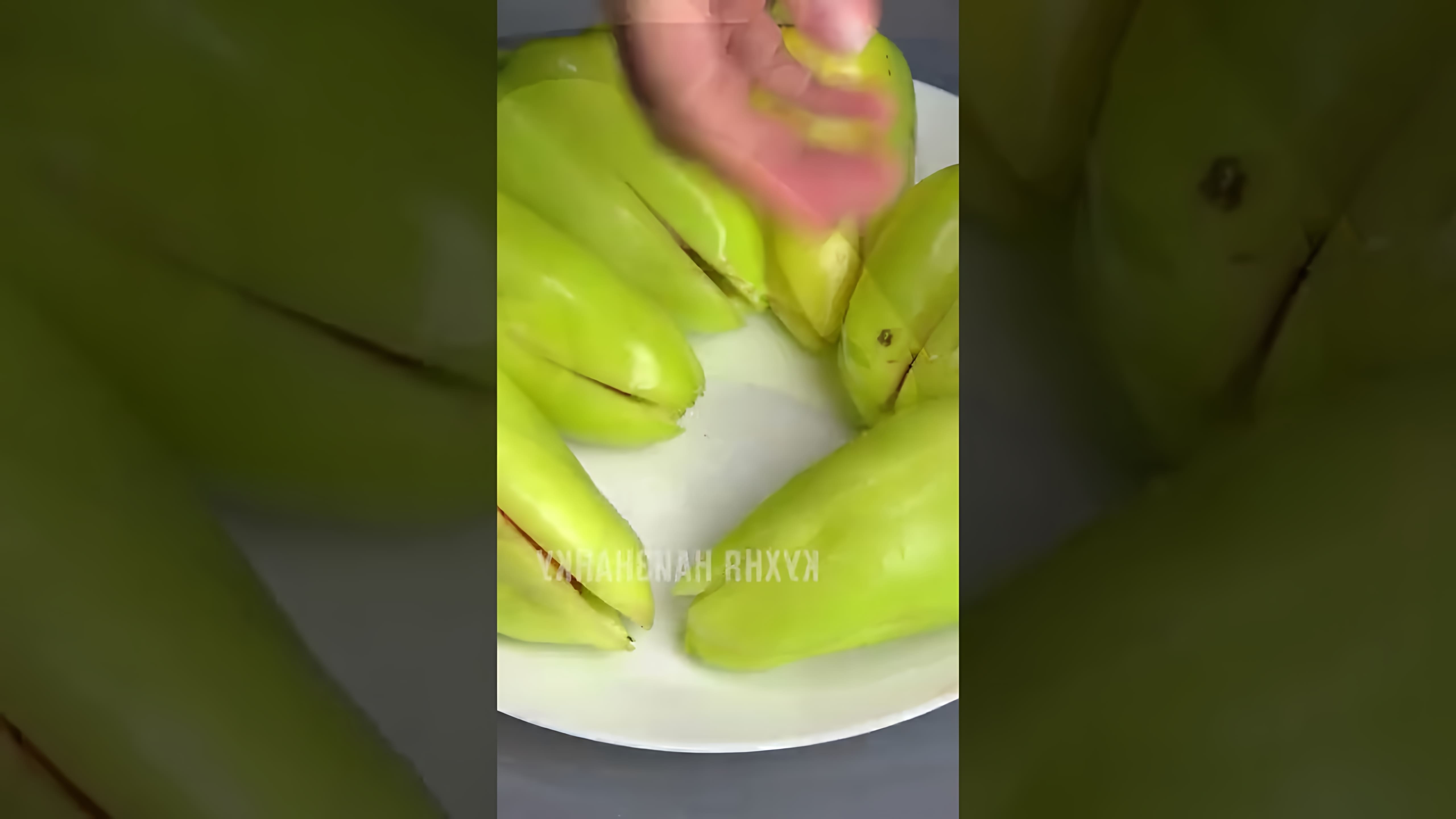 В этом видео демонстрируется простой и вкусный рецепт жареного болгарского перца с чесноком и помидорами