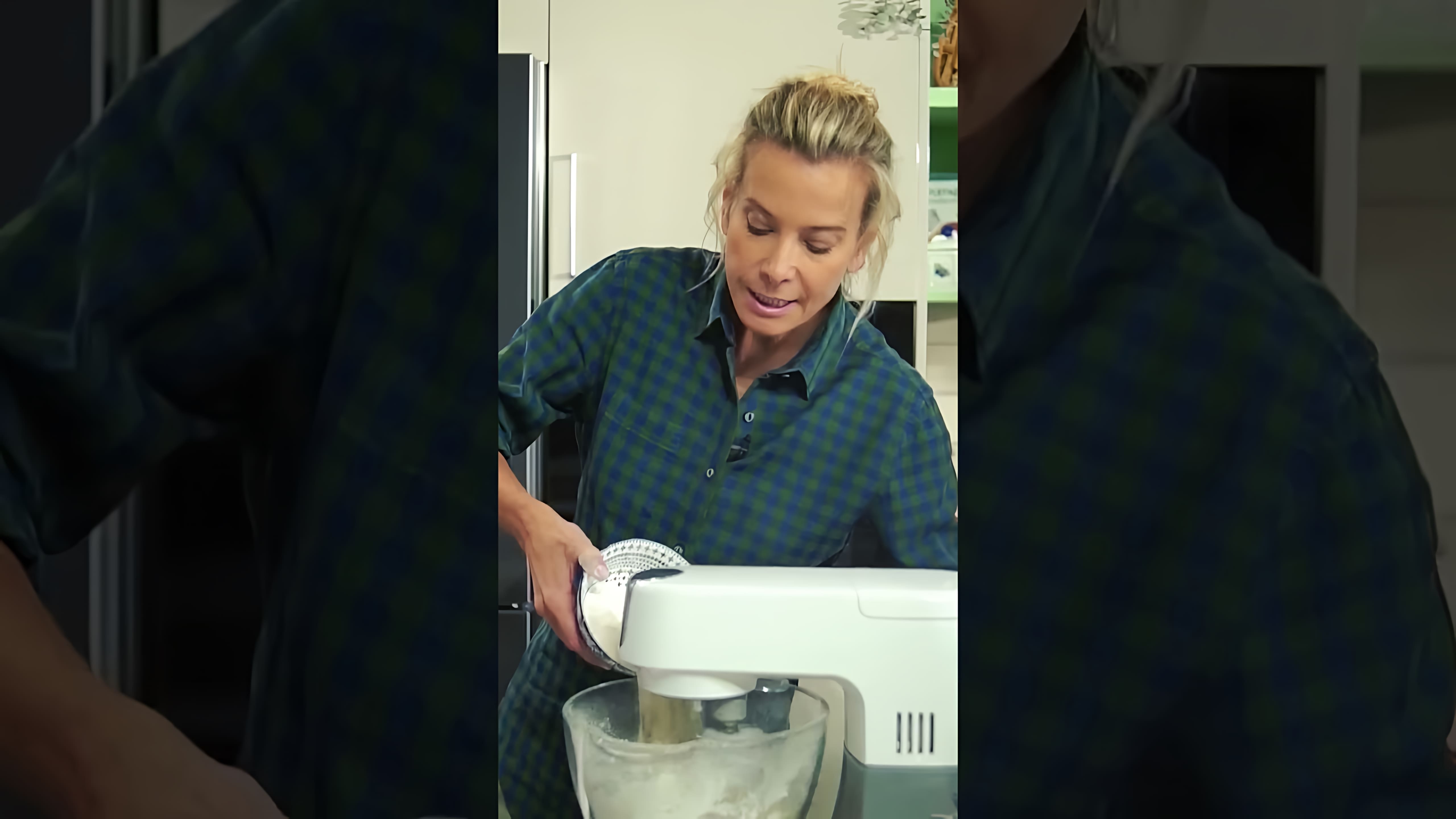 В этом видео Юлия Высоцкая показывает, как приготовить печенье "Орешки" со сгущенкой