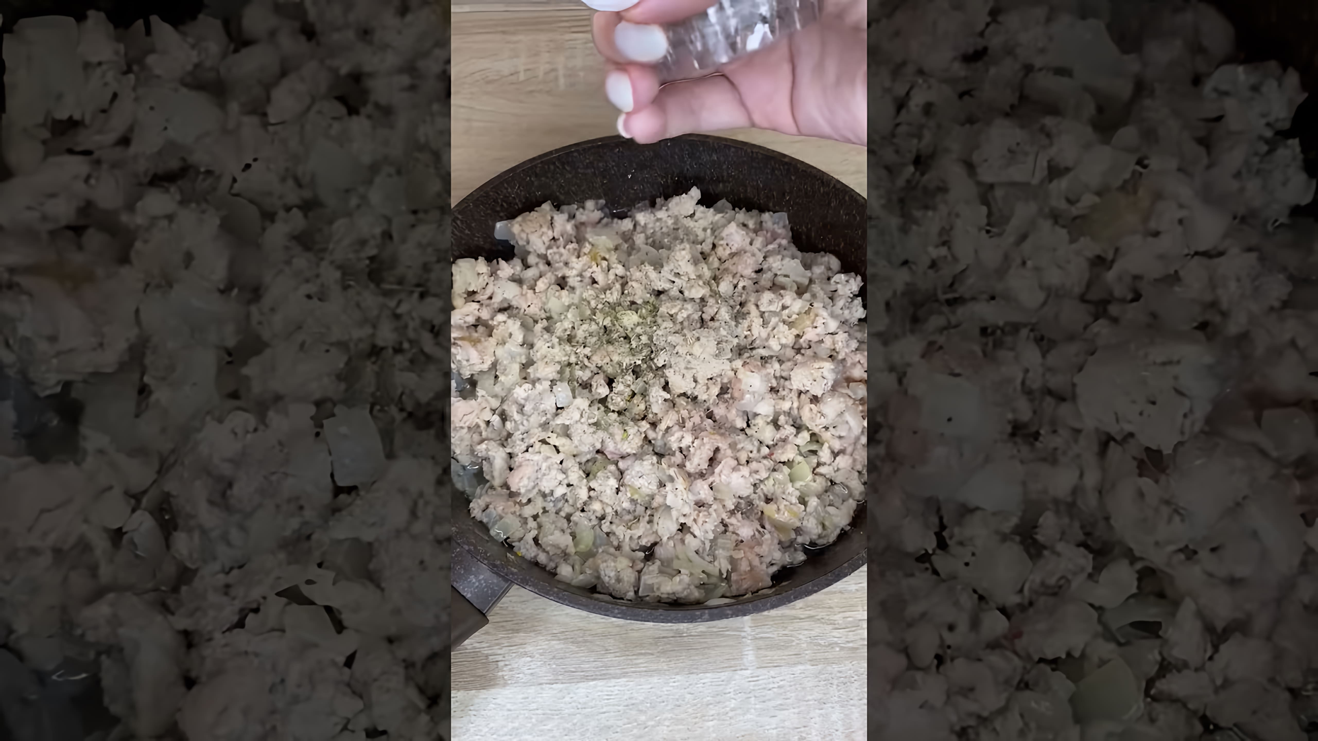 В этом видео демонстрируется процесс приготовления запеканки из макарон с фаршем в духовке