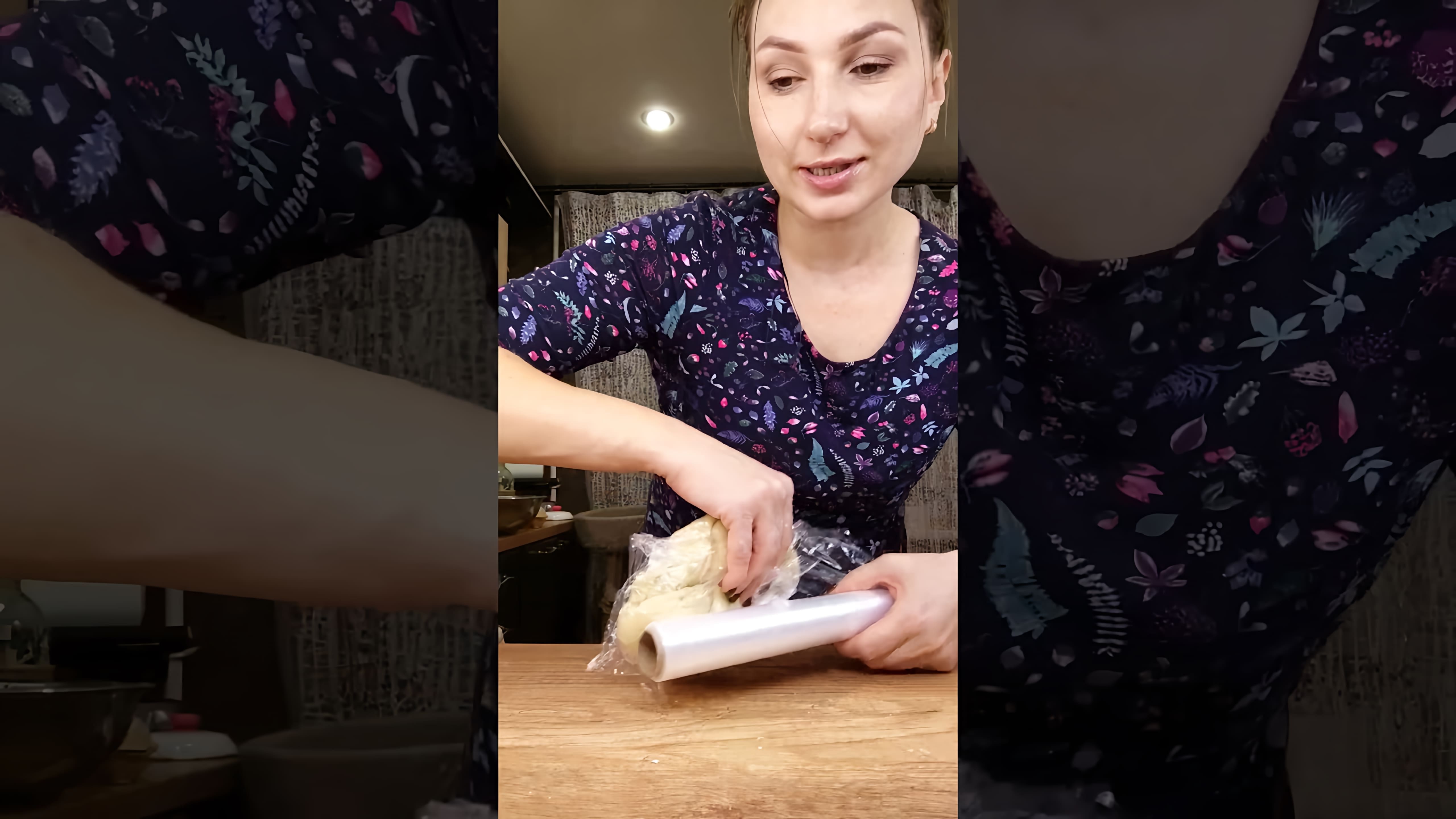 В этом видео демонстрируется простой и быстрый рецепт приготовления чебуреков