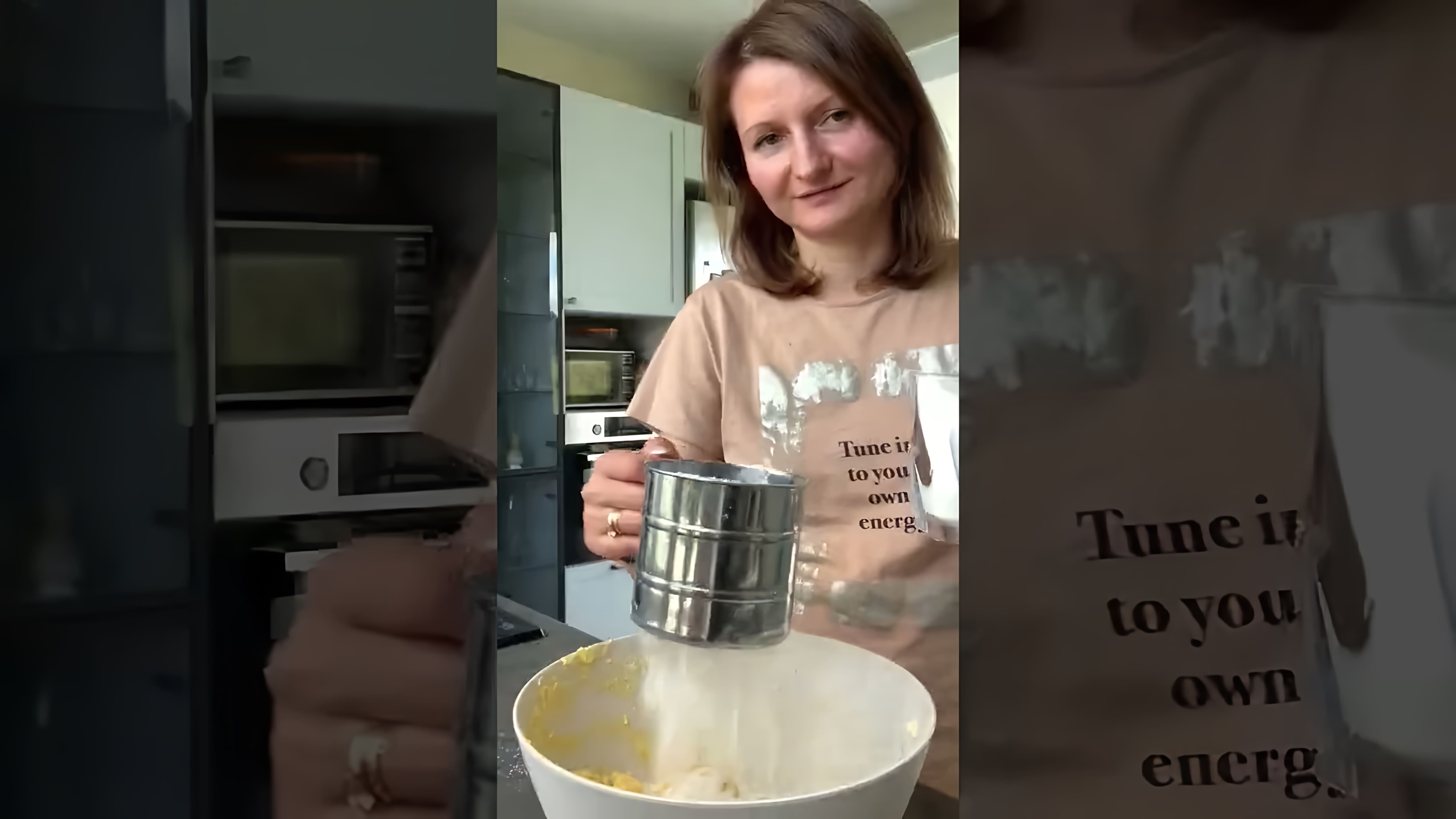 В этом видео демонстрируется процесс приготовления тарта с грушей и рикоттой