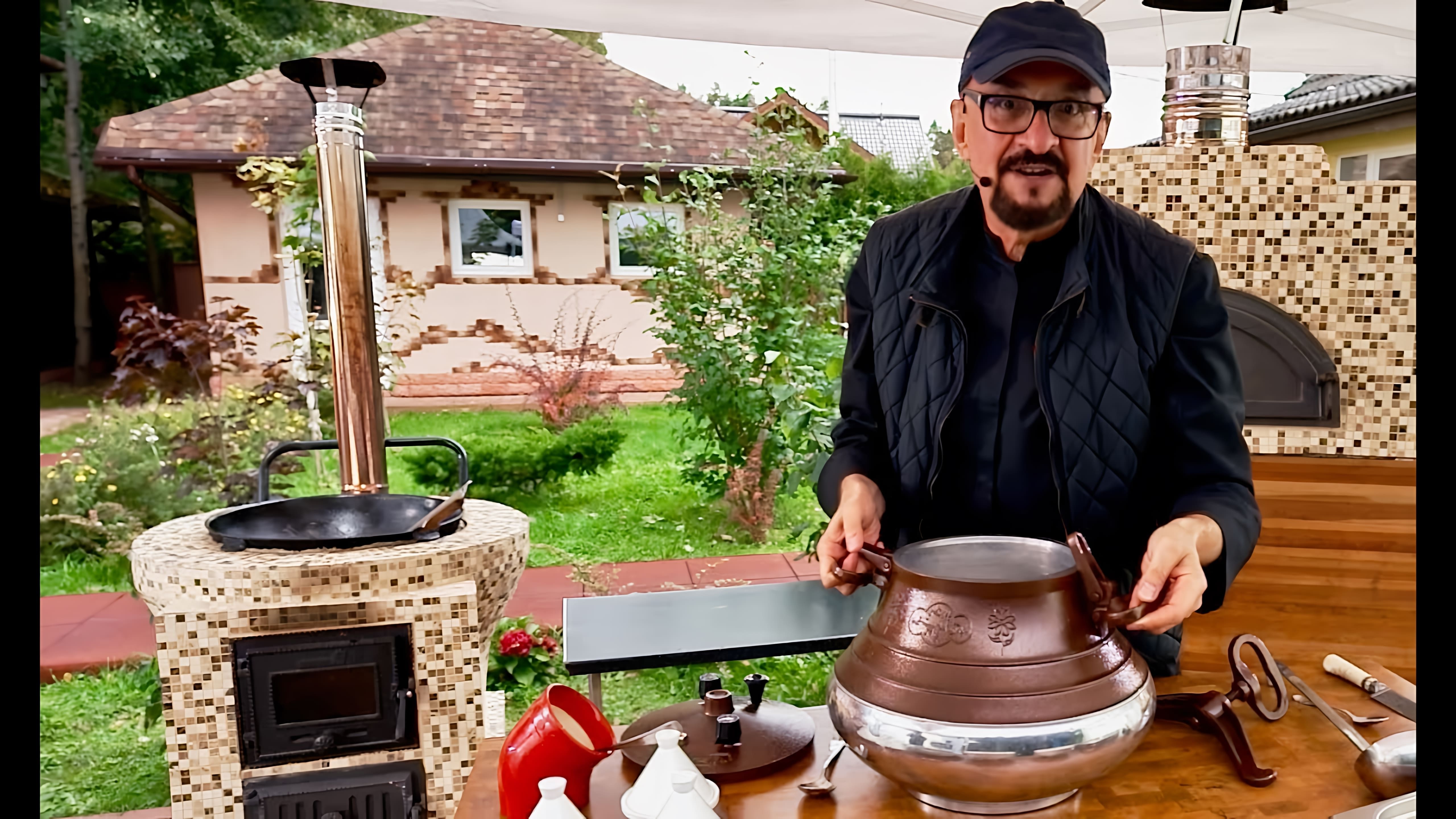 Видео как приготовить традиционное узбекское блюдо под названием "гужа ош", в котором используются говяжьи рёбрышки, овощи, такие как лук и морковь, а также вид бобов под названием "гужа" или "туг"