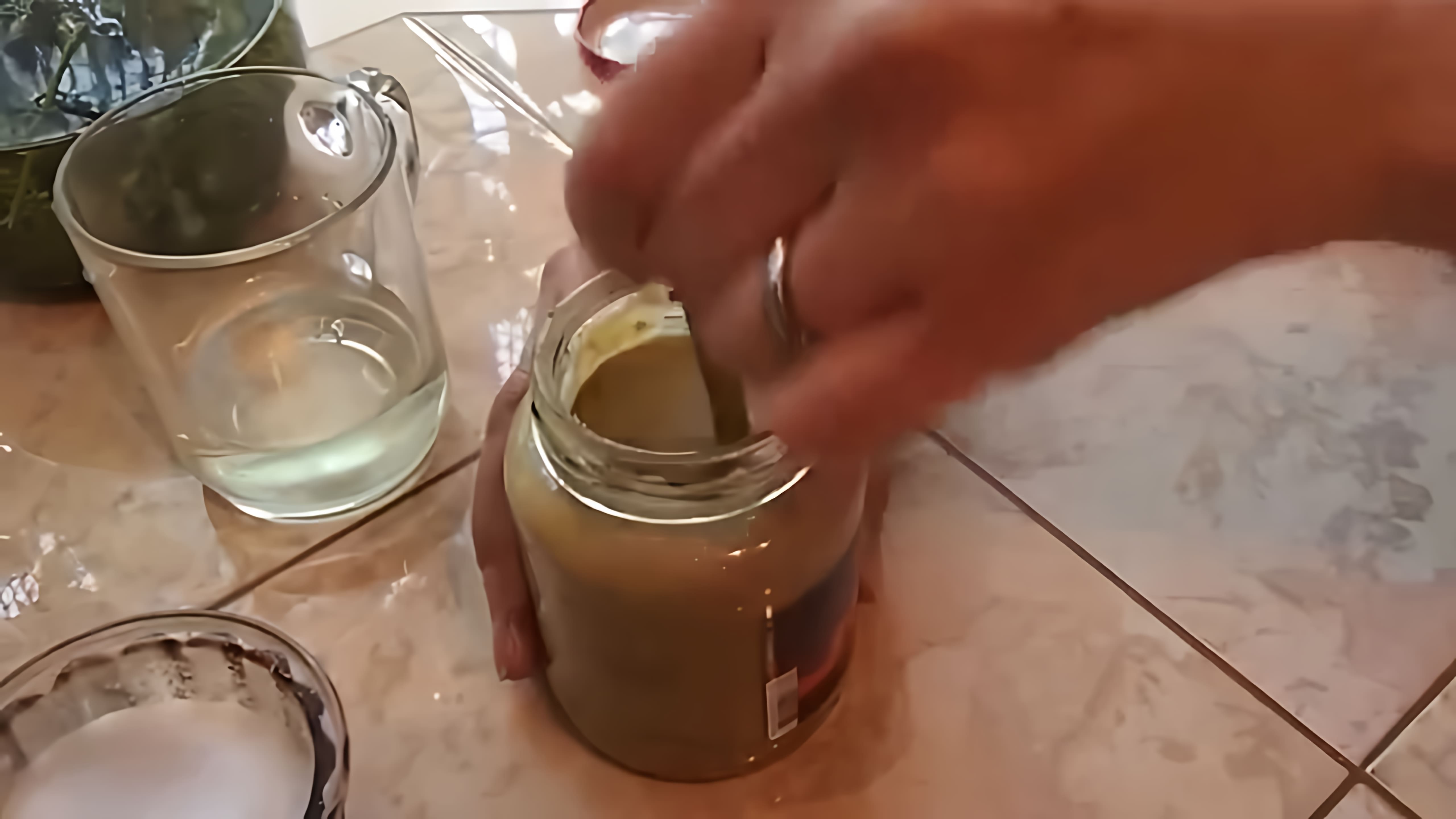 В данном видео демонстрируется процесс приготовления горчицы из горчичного порошка в домашних условиях