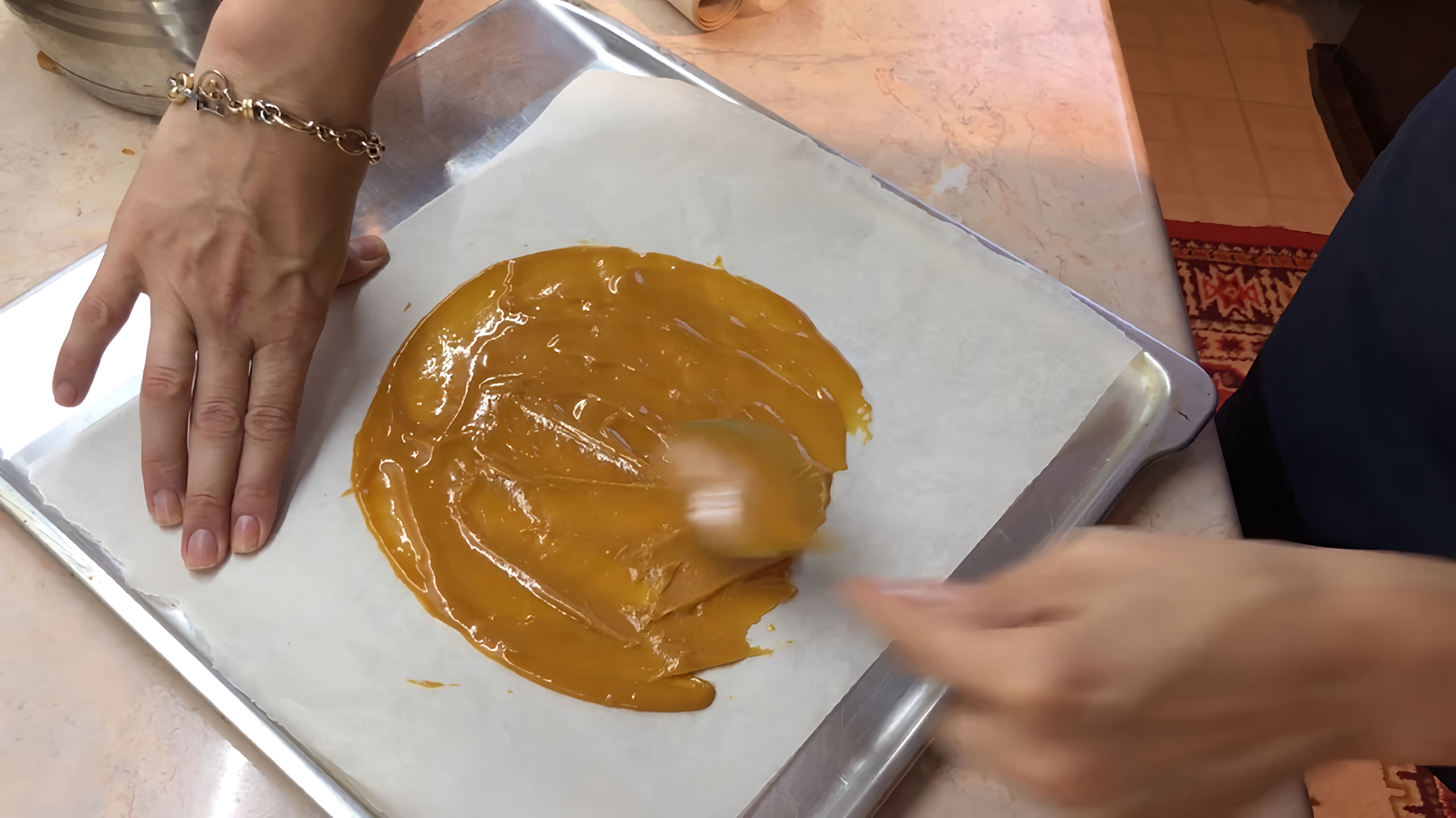 В этом видео демонстрируется рецепт приготовления торта "Медовик" без раскатки коржей