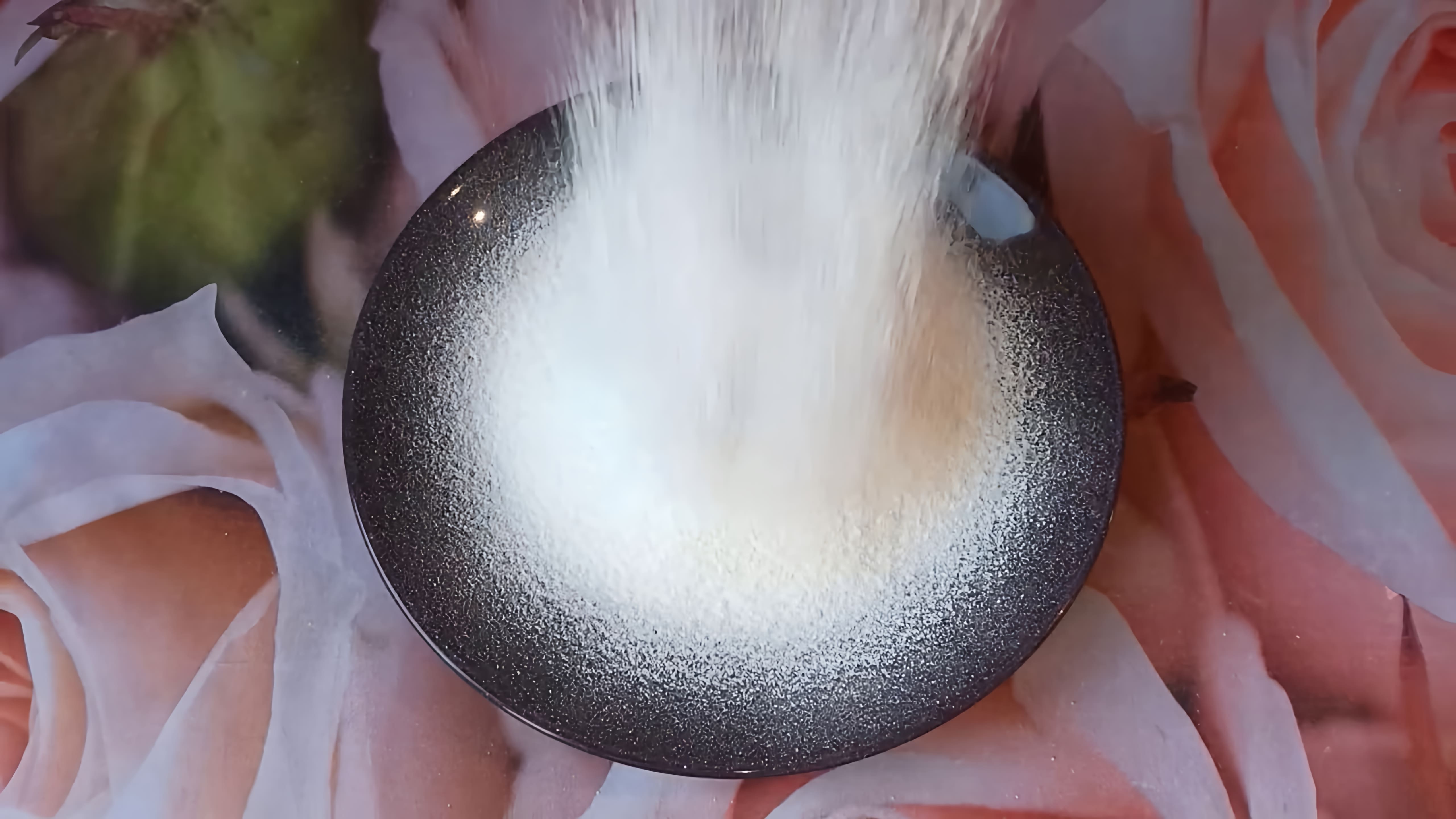 В этом видео демонстрируется процесс приготовления рисовой муки в домашних условиях