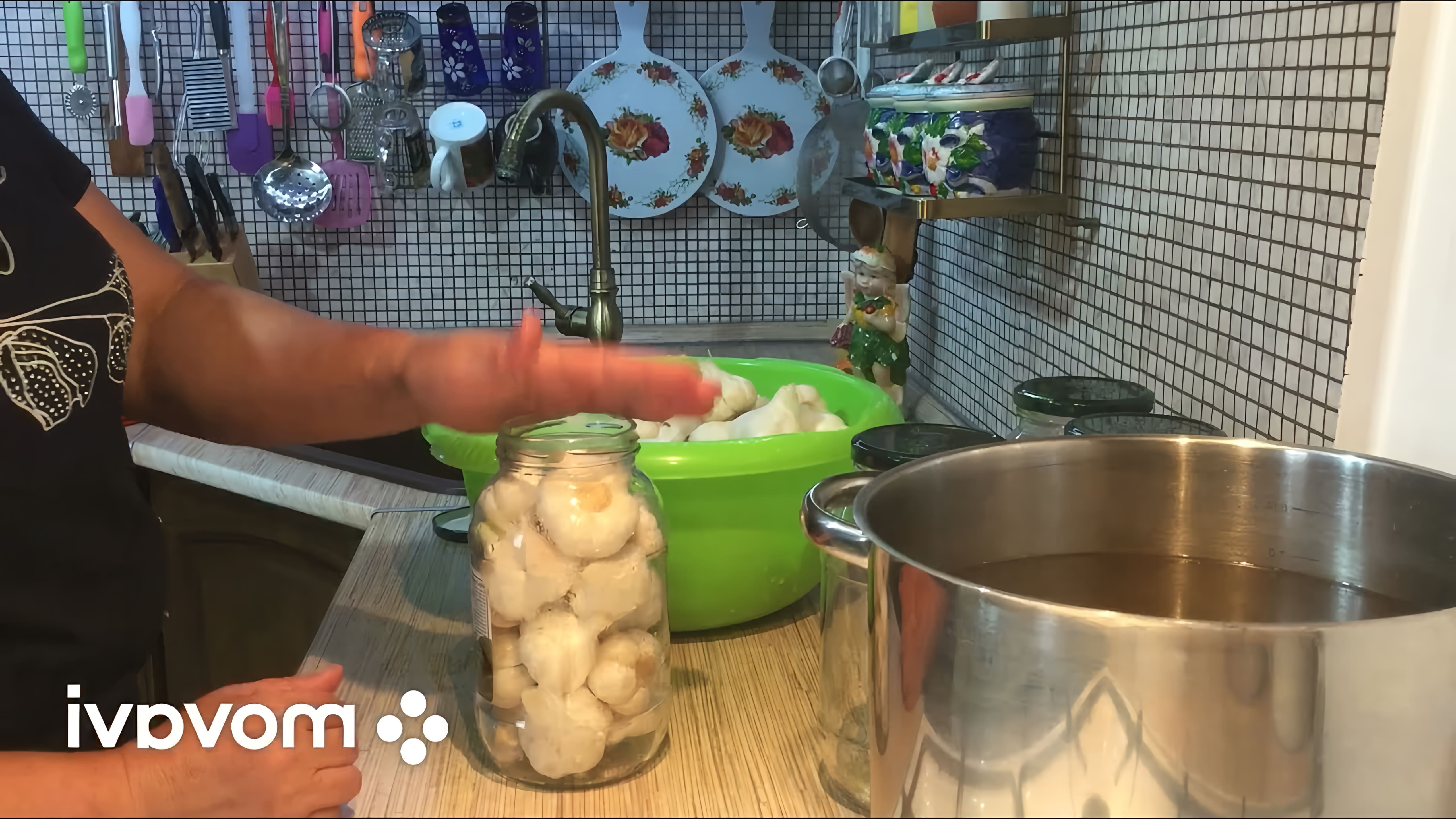 В этом видео демонстрируется процесс мариновки молодого чеснока на зиму