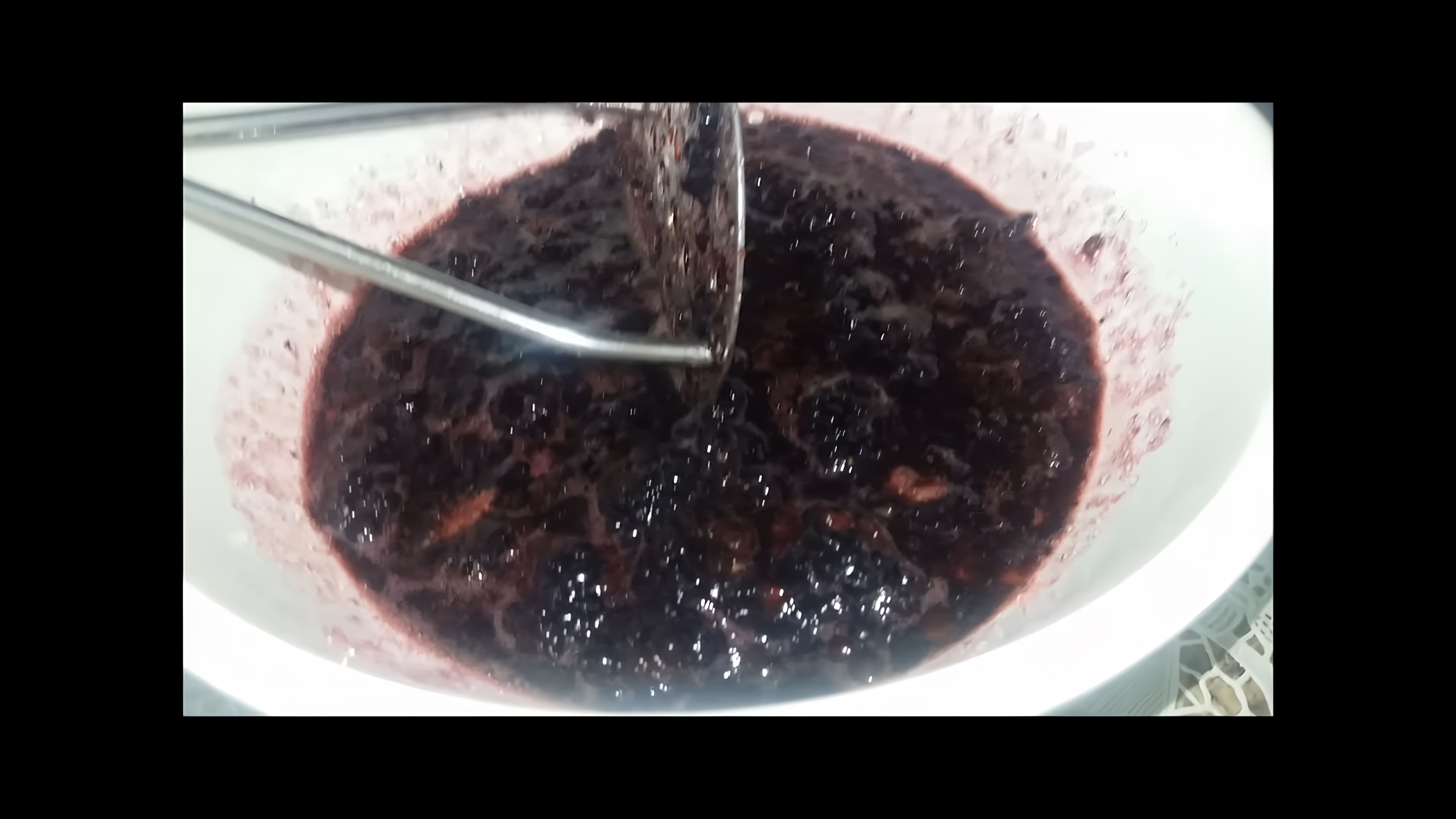 В этом видео демонстрируется процесс приготовления ежевики с сахаром на зиму