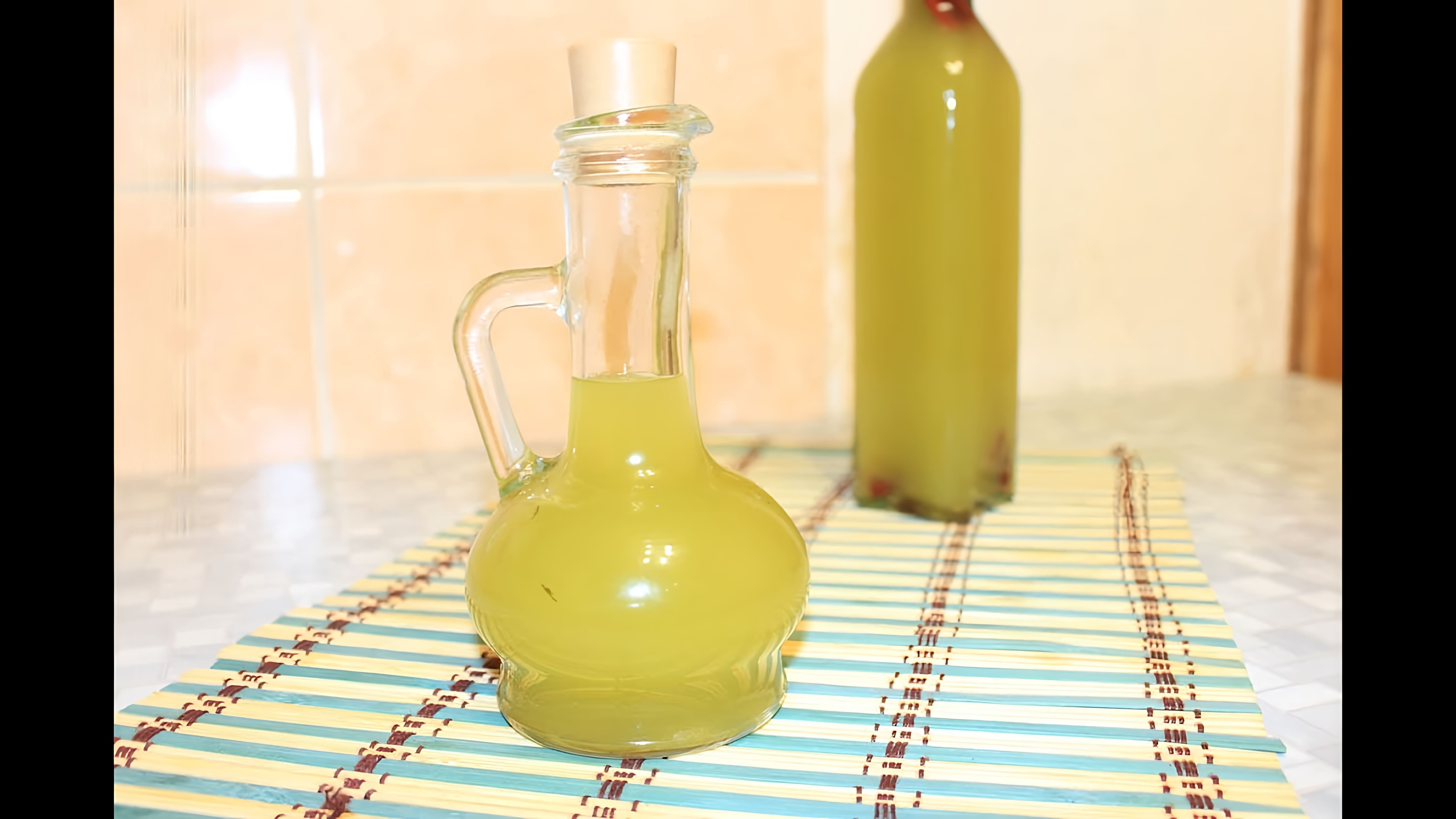 В этом видео демонстрируется процесс приготовления ароматного оливкового масла с чесноком и пряностями